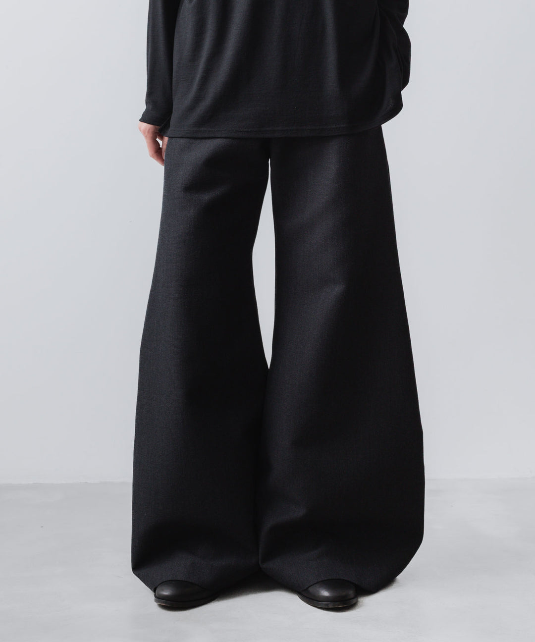 ato(アトウ)のRECYCLE POLYESTER/WOOL WIDE FLAIR PANTS - BLACKの公式通販サイトsession福岡セレクトショップ