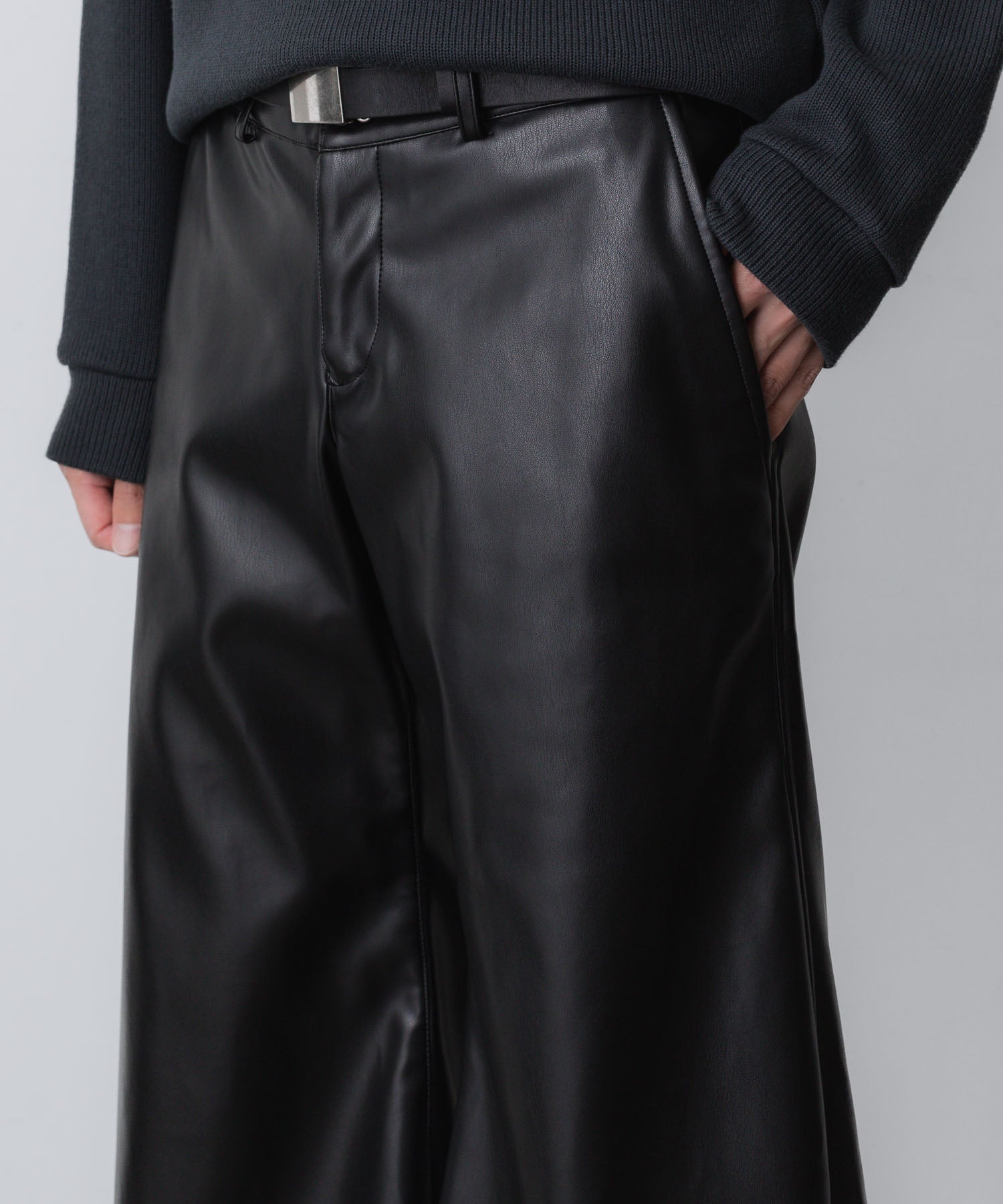 ato(アトウ)のSYNTHETIC LEATHER WIDE FLAIR PANTS - BLACKの公式通販サイトsession福岡セレクトショップ