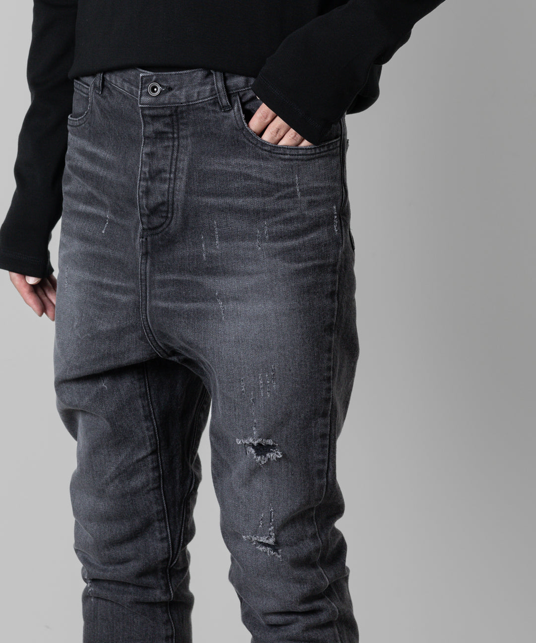 ato(アトウ)の23awコレクションのDAMAGED STRETCH SARROUEL DENIM PANTSのBLACK