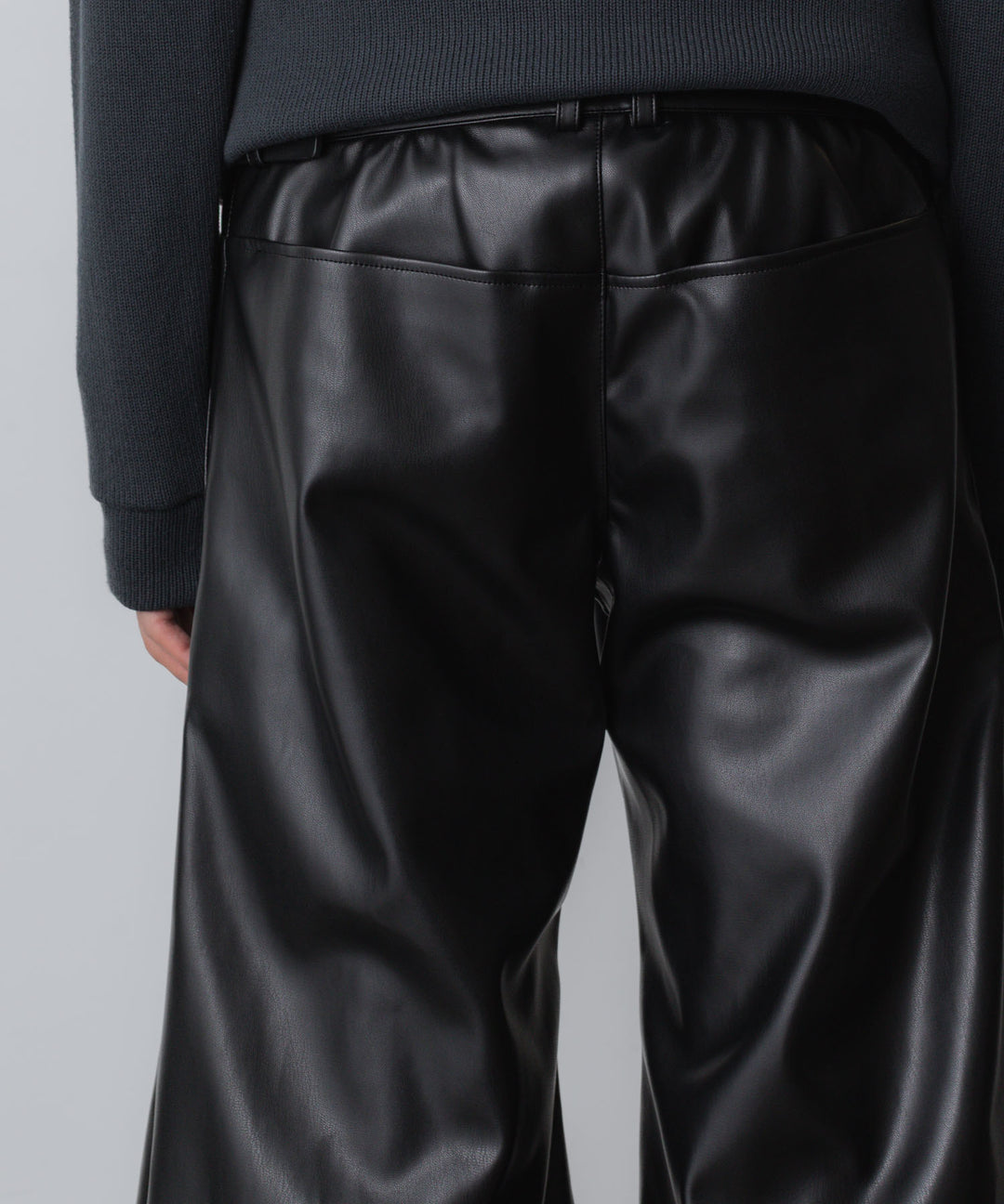 ato(アトウ)のSYNTHETIC LEATHER WIDE FLAIR PANTS - BLACKの公式通販サイトsession福岡セレクトショップ