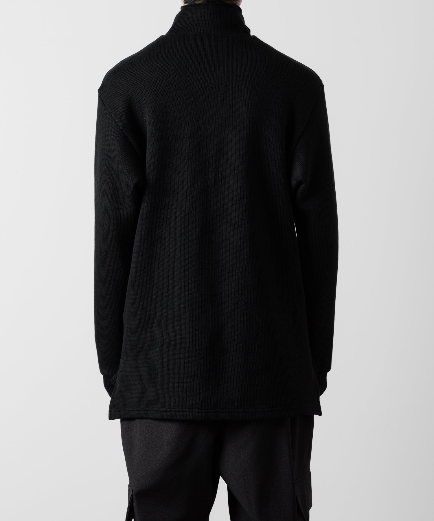 【ato】STAND COLLAR ZIP PULLOVER - BLACK