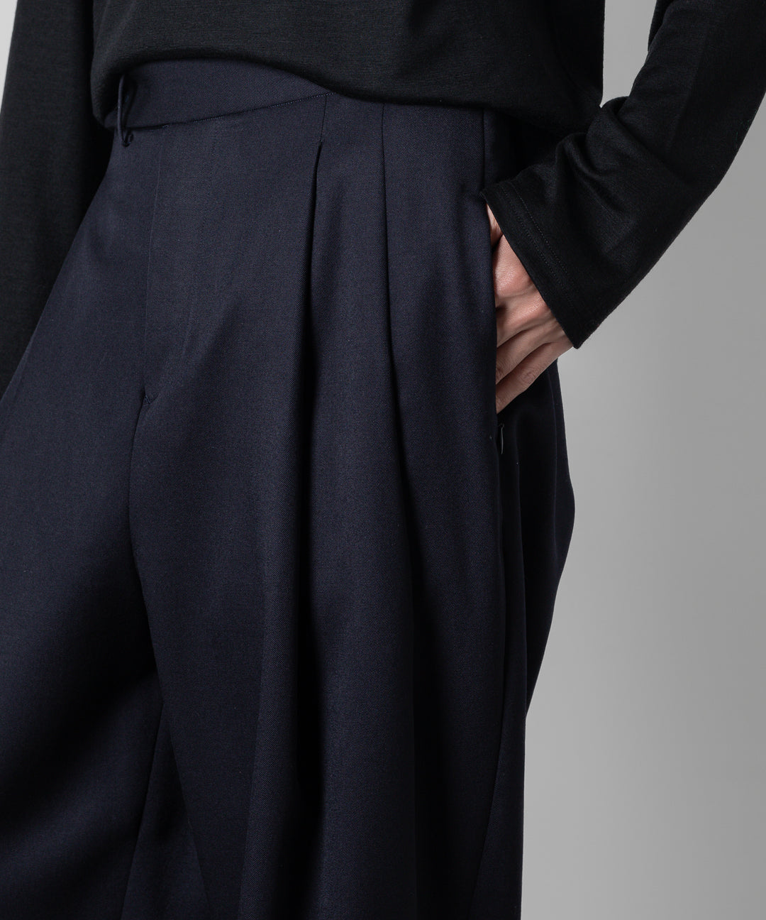 ato(アトウ)のWOOL 2TACK TAPERED PANTSのNAVY