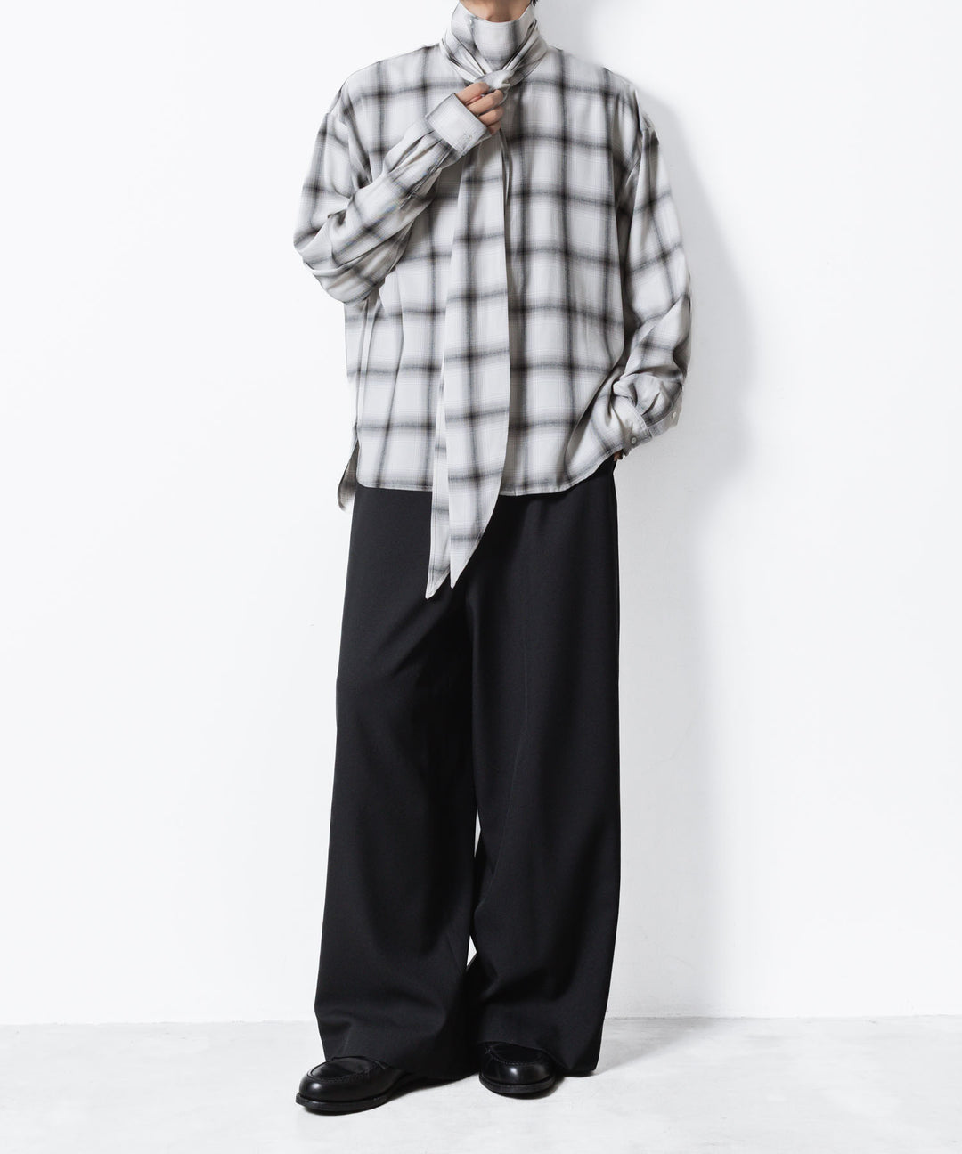 ato(アトウ)のOMBRE-CHECK SHORT SCARF SHIRT - WHITEの公式通販サイトsession福岡セレクトショップ