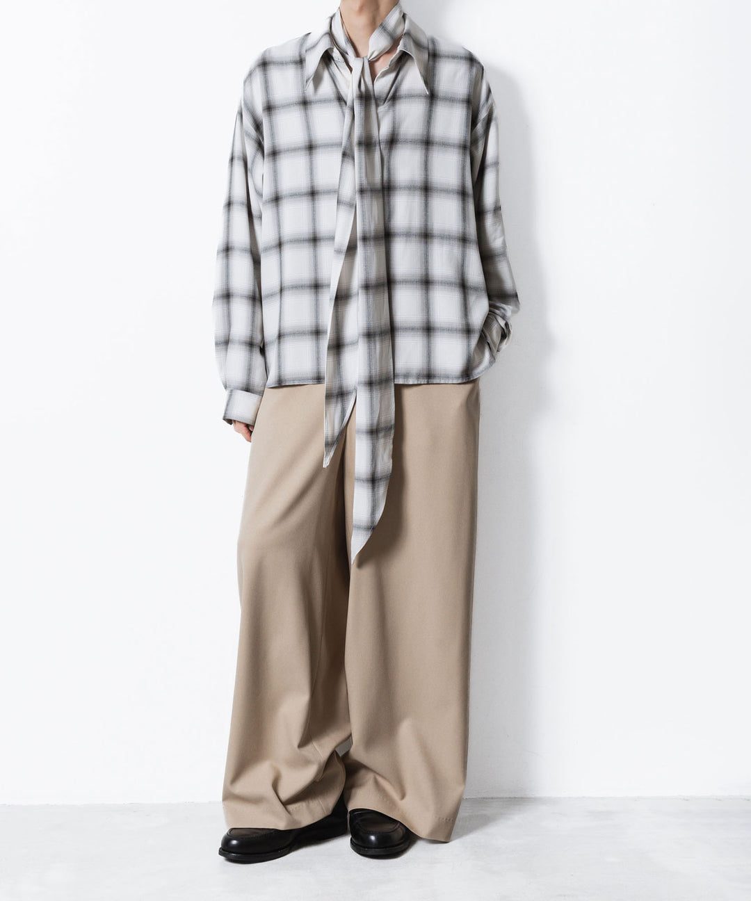ato(アトウ)のOMBRE-CHECK SHORT SCARF SHIRT - WHITEの公式通販サイトsession福岡セレクトショップ
