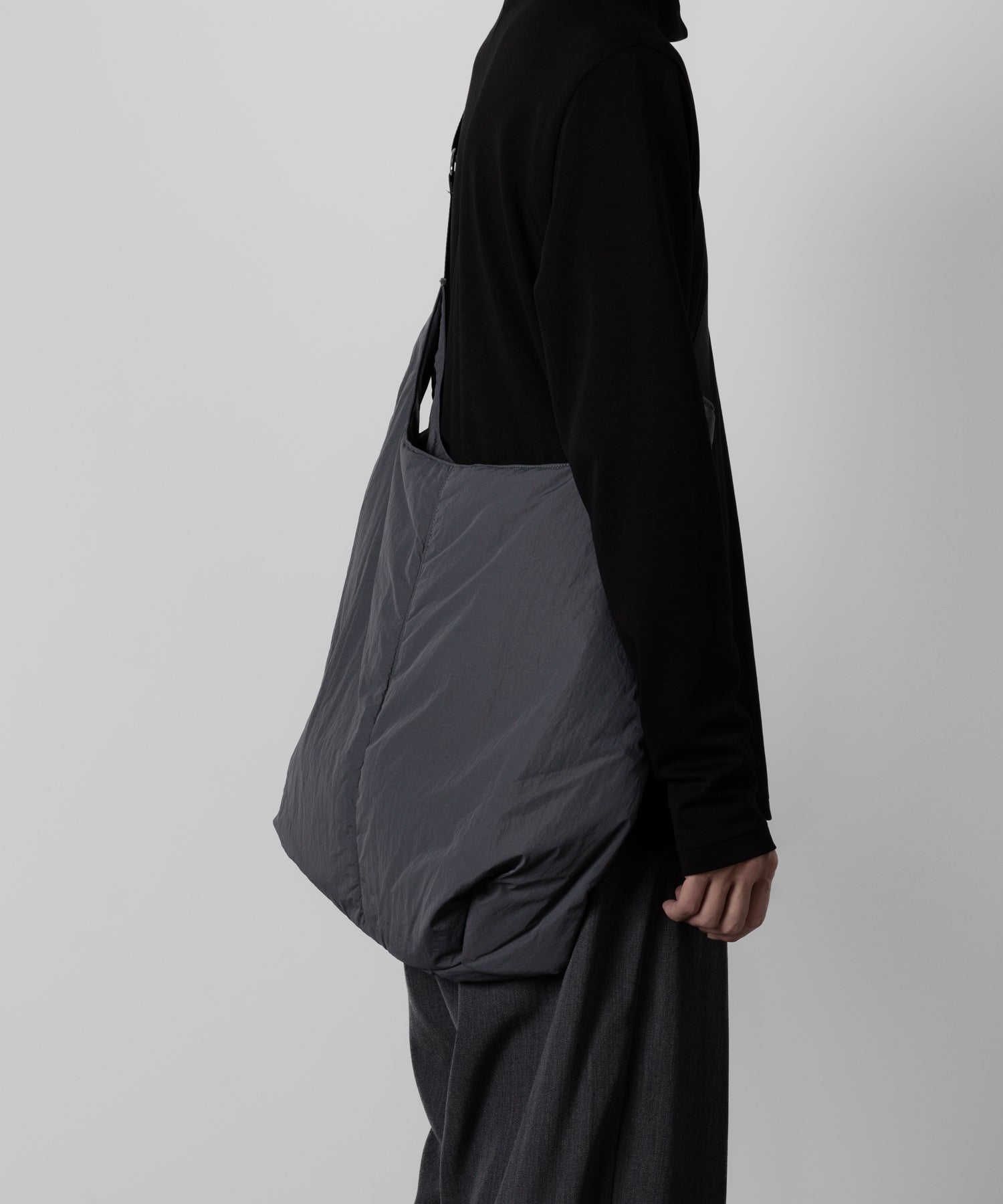 【ATTACHMENT】ATTACHMENT アタッチメントの- 限定 - PADDING NYLON WEATHER SHOULDER SHOPPING BAG - D.GRAY 公式通販サイトsession福岡セレクトショップ