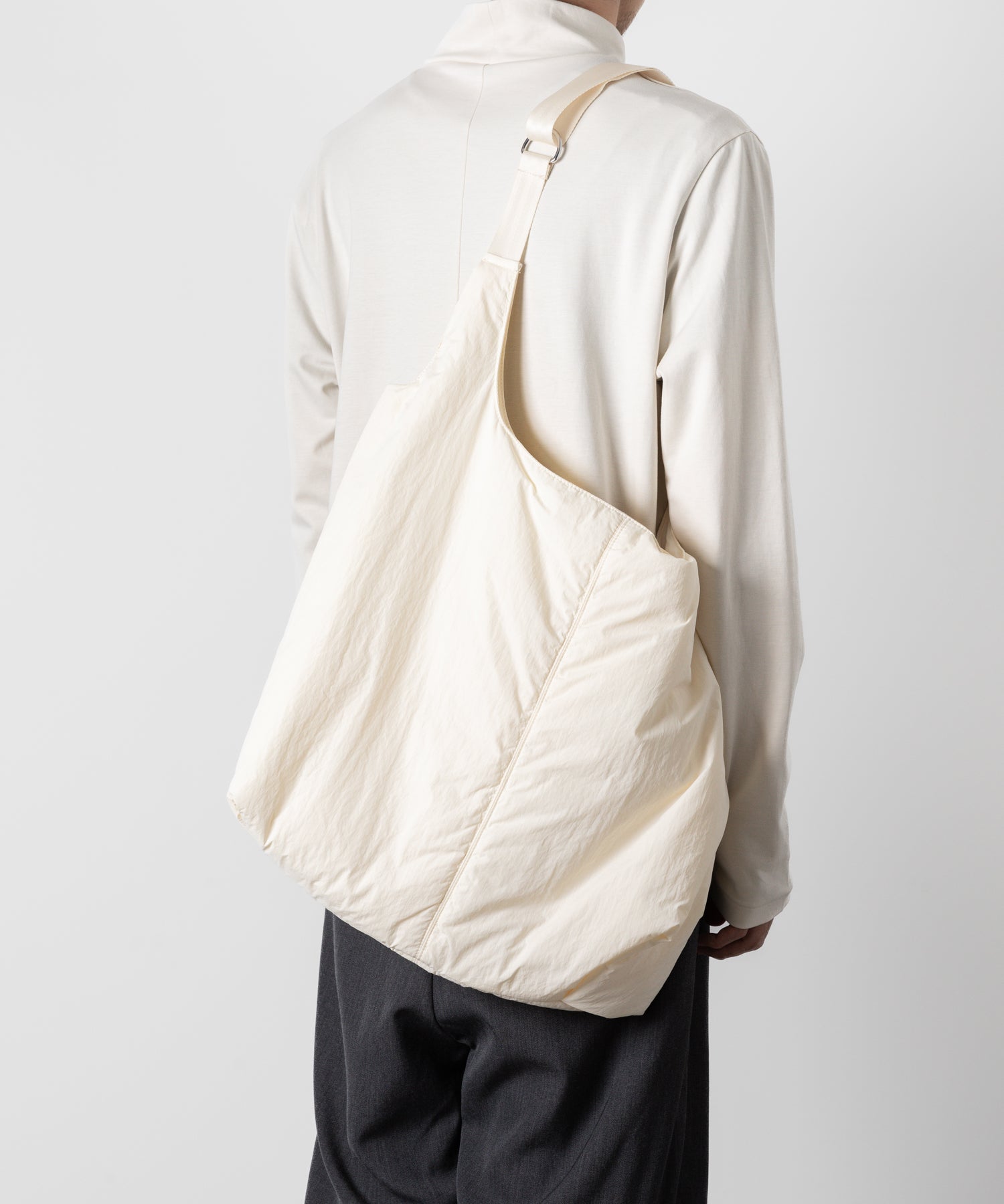 【ATTACHMENT】ATTACHMENT アタッチメントの- 限定 - PADDING NYLON WEATHER SHOULDER SHOPPING BAG - OFF WHITE 公式通販サイトsession福岡セレクトショップ