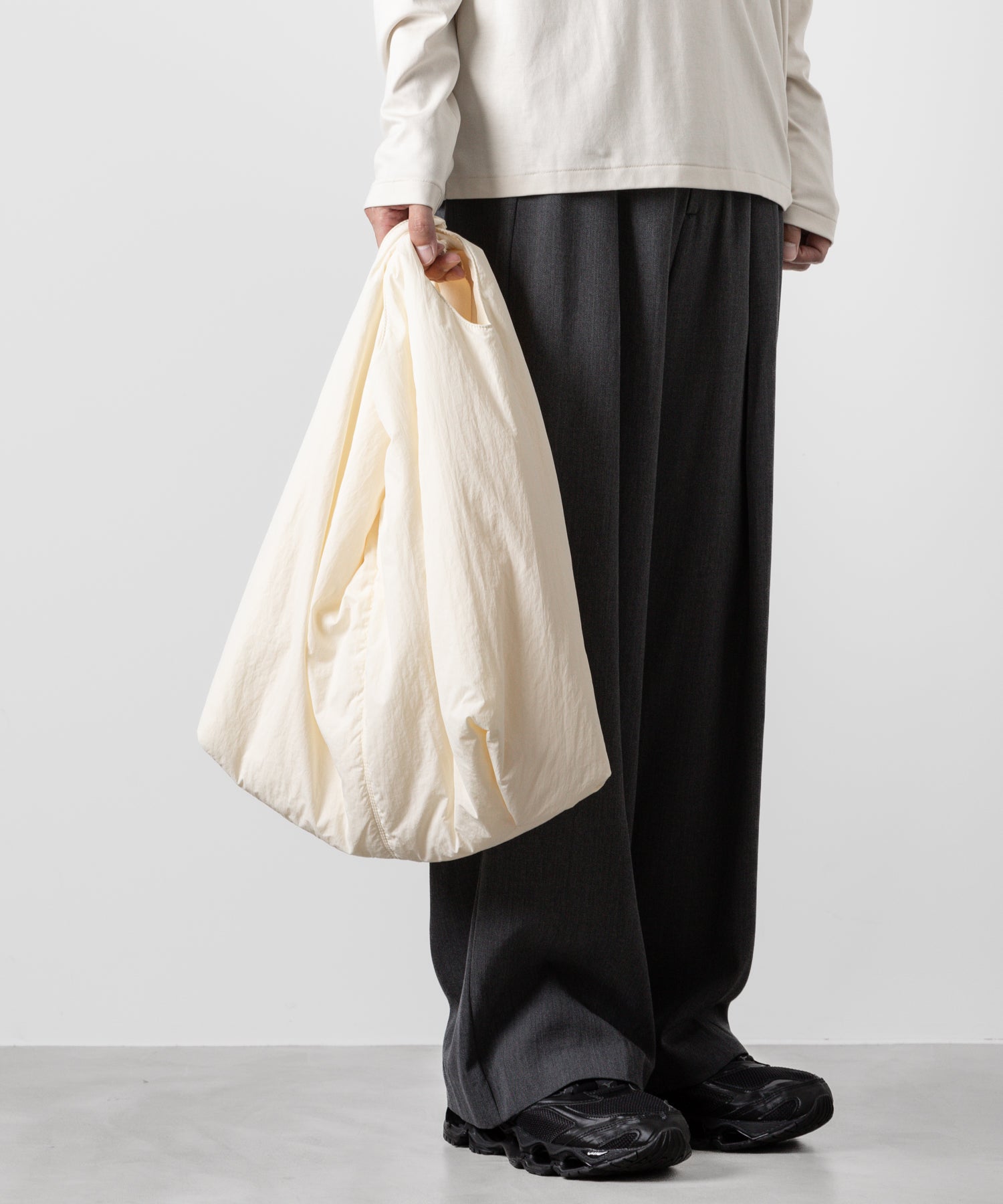 【ATTACHMENT】ATTACHMENT アタッチメントの- 限定 - PADDING NYLON WEATHER SHOULDER SHOPPING BAG - OFF WHITE 公式通販サイトsession福岡セレクトショップ