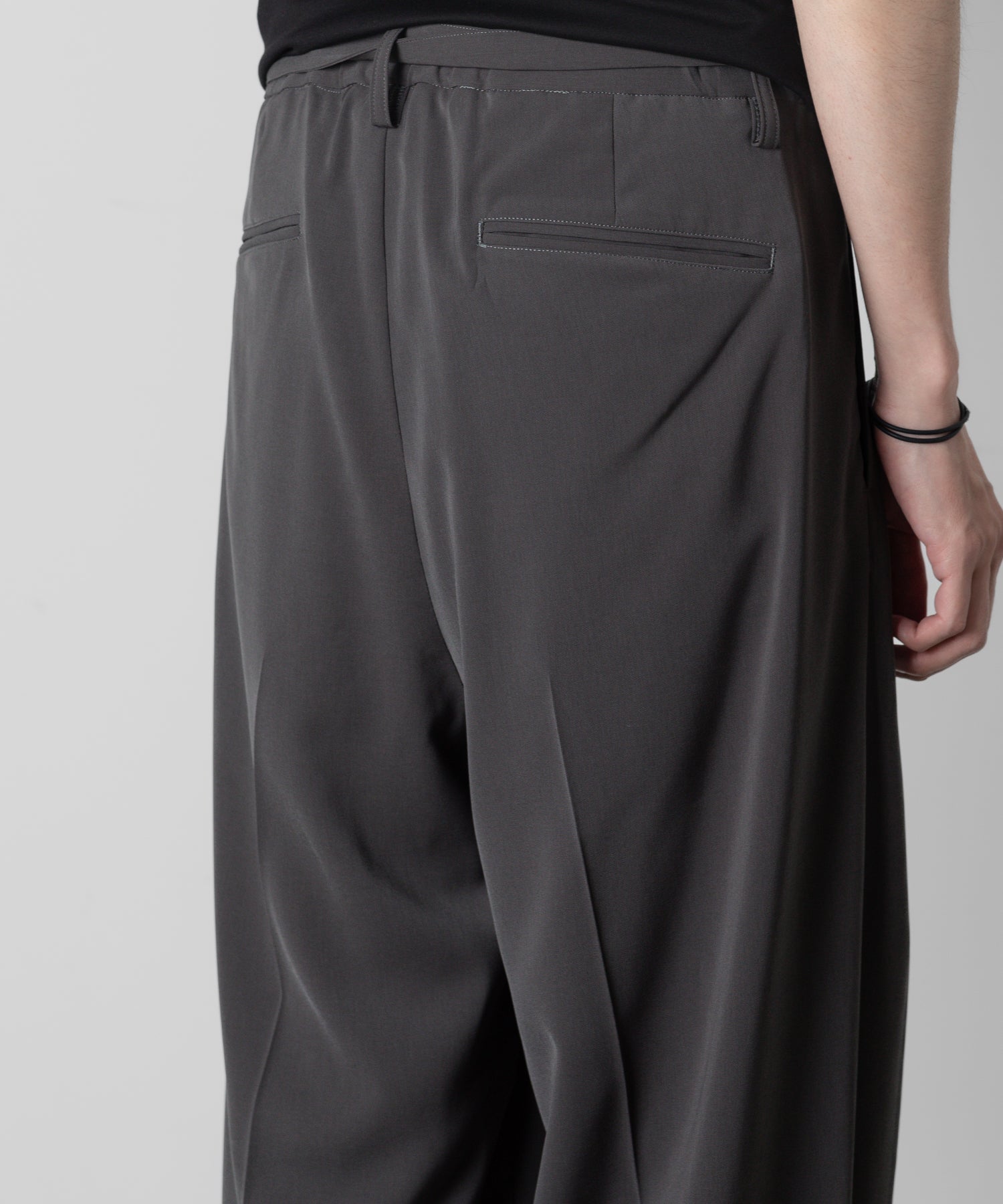 ATTACHMENT アタッチメント LIMITEDのSORIBIA TWILL BELTED WIDE TROUSERS - D.GRAYの公式通販サイトsession福岡セレクトショップ