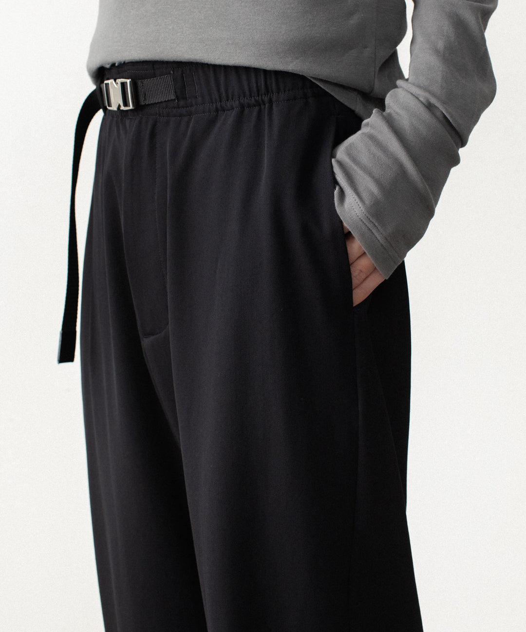 ATTACHMENT アタッチメントのWASHABLE HIGH TWIST GABARDINE EASY BUCKLE BALLOON TROUSERS - BLACKの公式通販サイトsession福岡セレクトショップ