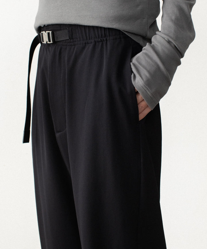 ATTACHMENT アタッチメントのWASHABLE HIGH TWIST GABARDINE EASY BUCKLE BALLOON TROUSERS - BLACKの公式通販サイトsession福岡セレクトショップ