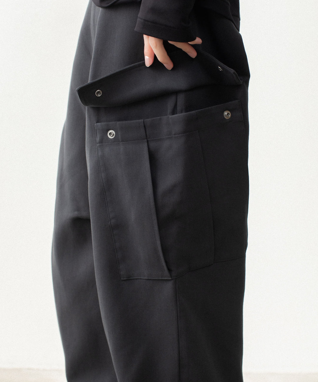 ATTACHMENT アタッチメントのCO/TEN POWDERY DOUBLE CROTH EASY CARGO TROUSERS - BLACKの公式通販サイトsession福岡セレクトショップ
