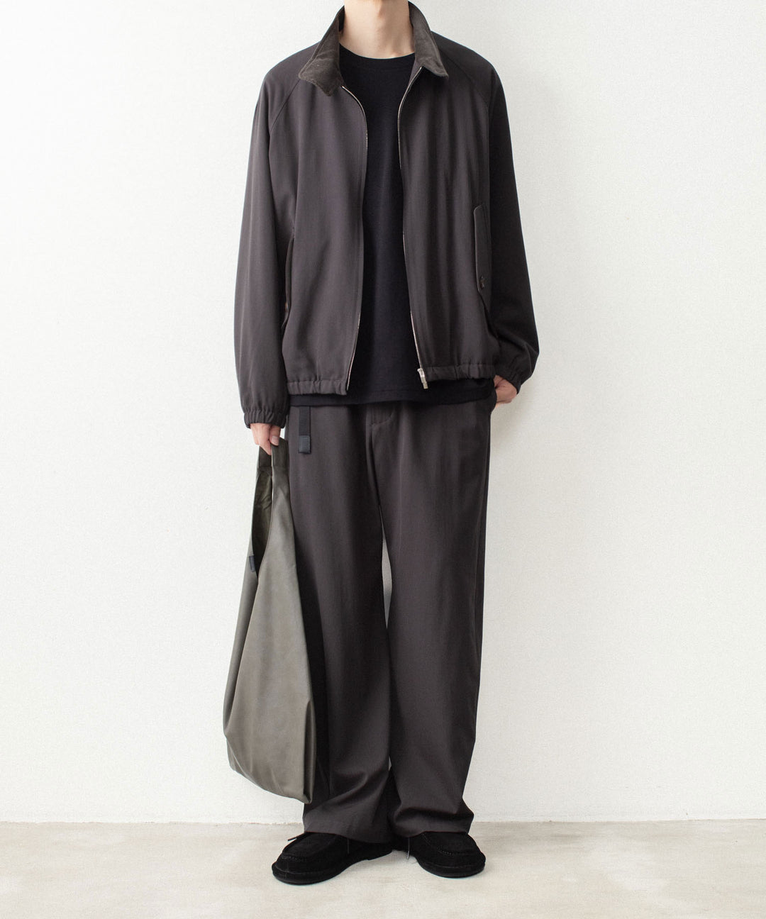 ATTACHMENT アタッチメントのWASHABLE HIGH TWIST GABARDINE EASY BUCKLE BALLOON TROUSERS - KHAKI GRAYの公式通販サイトsession福岡セレクトショップ