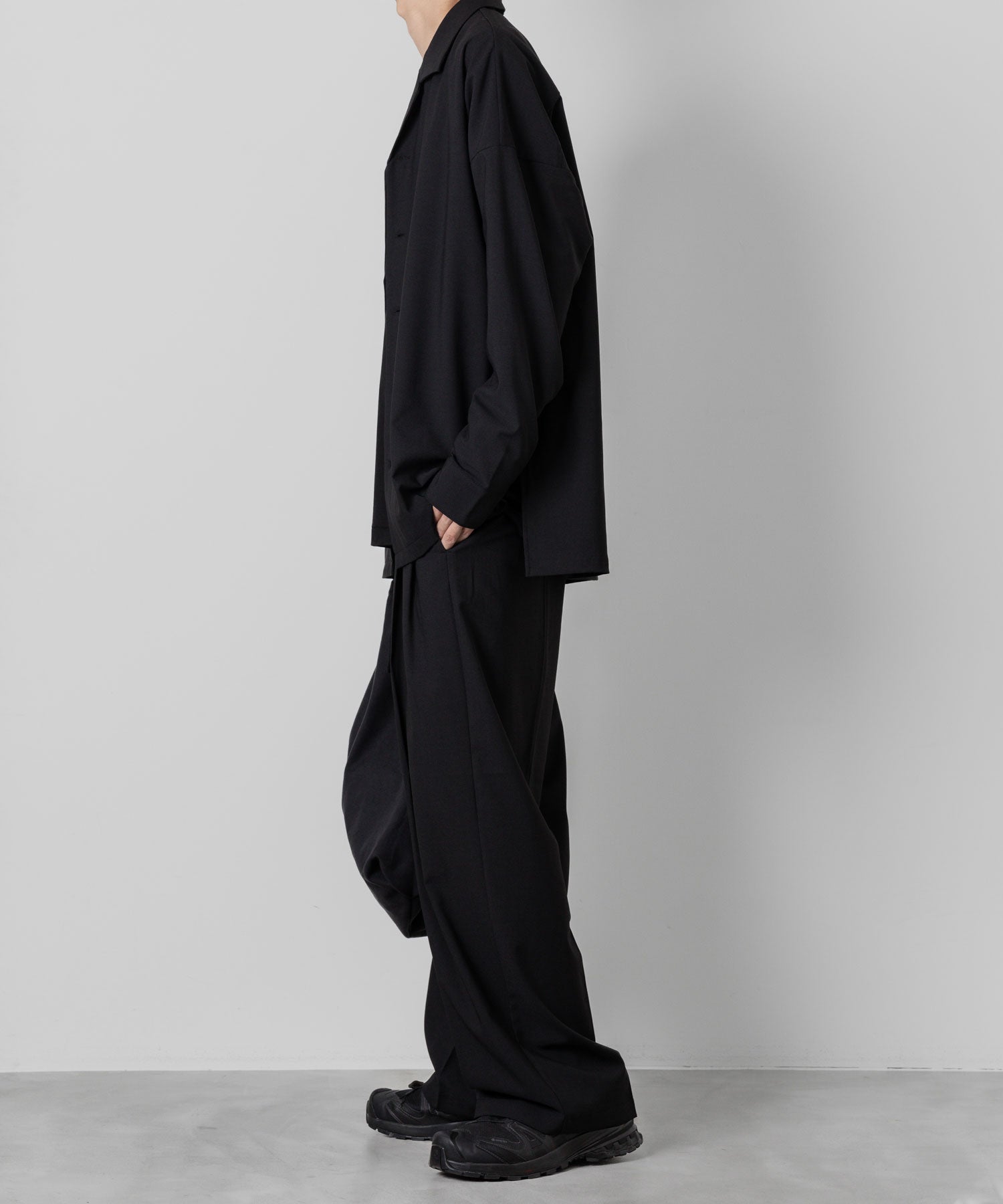 ATTACHMENT(アタッチメント)のPE/RY STRETCH TROPICAL BELTED WIDE TROUSERSのBLACK