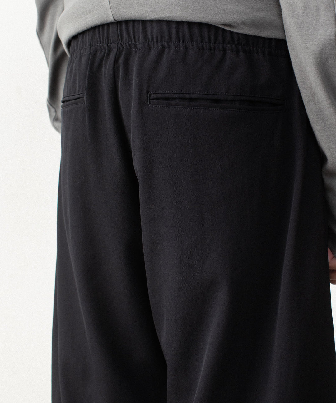 ATTACHMENT アタッチメントのWASHABLE HIGH TWIST GABARDINE EASY BUCKLE BALLOON TROUSERS - BLACKの公式通販サイトsession福岡セレクトショップ