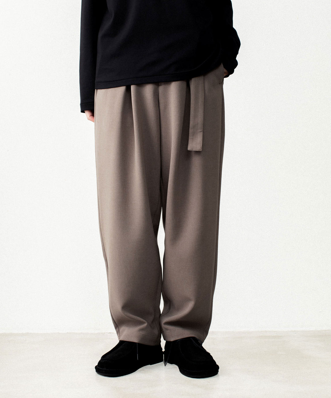 ATTACHMENT アタッチメントのPE STRETCH DOUBLE CLOTH CROSS TUCK TROUSERS - D.BROWNの公式通販サイトsession福岡セレクトショップ