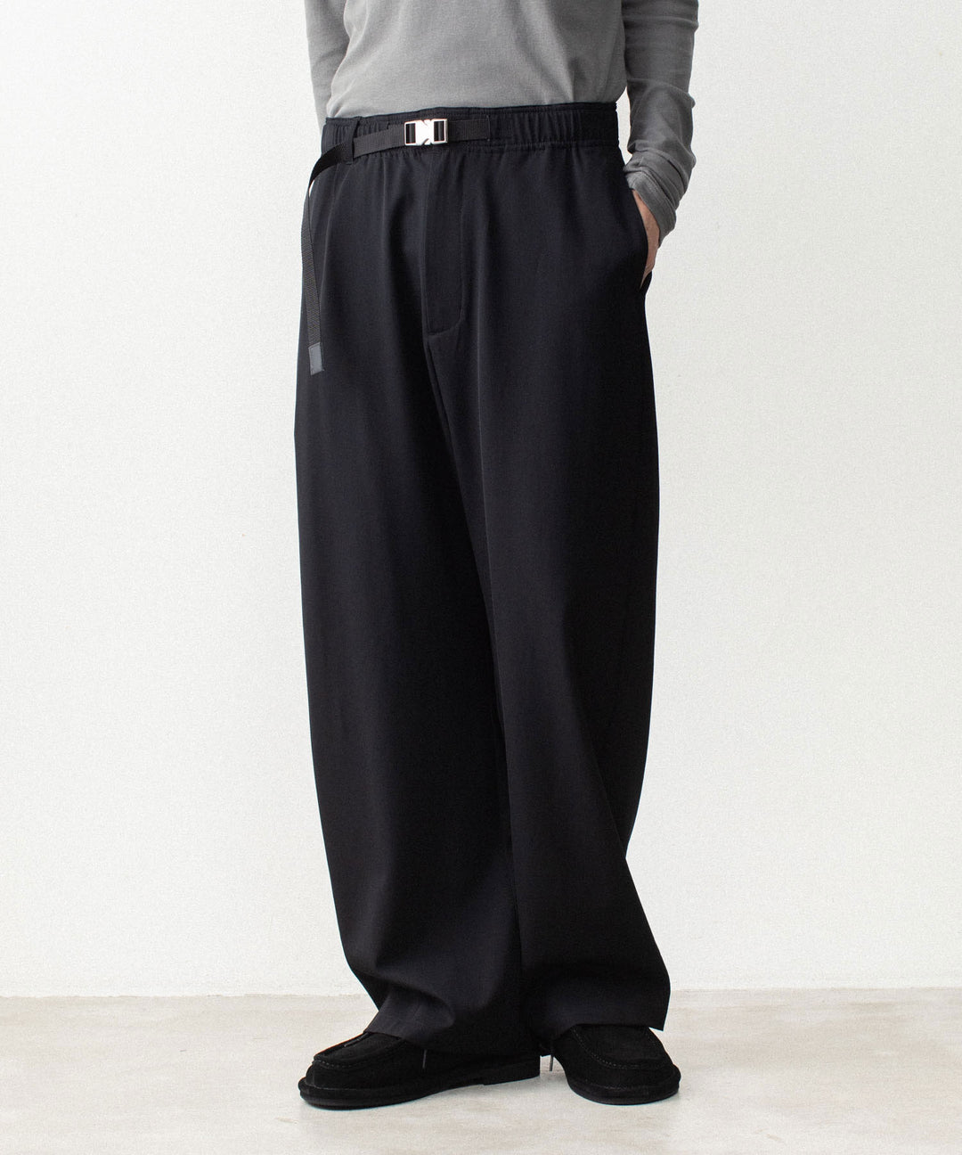 ATTACHMENT アタッチメントのWASHABLE HIGH TWIST GABARDINE EASY BUCKLE BALLOON TROUSERS - BLACKの公式通販サイトsession福岡セレクトショップ
