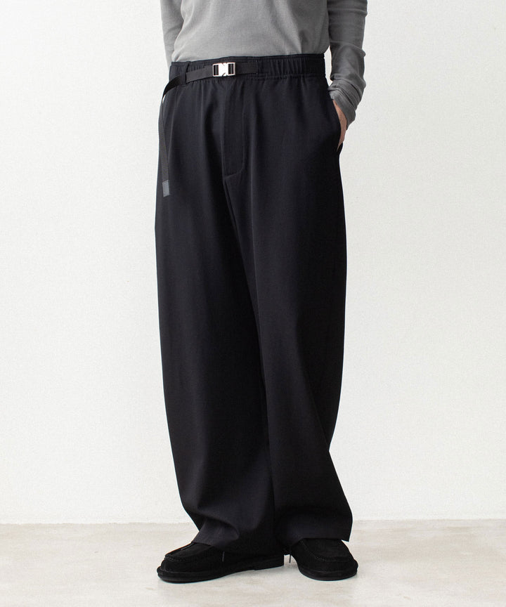 ATTACHMENT アタッチメントのWASHABLE HIGH TWIST GABARDINE EASY BUCKLE BALLOON TROUSERS - BLACKの公式通販サイトsession福岡セレクトショップ