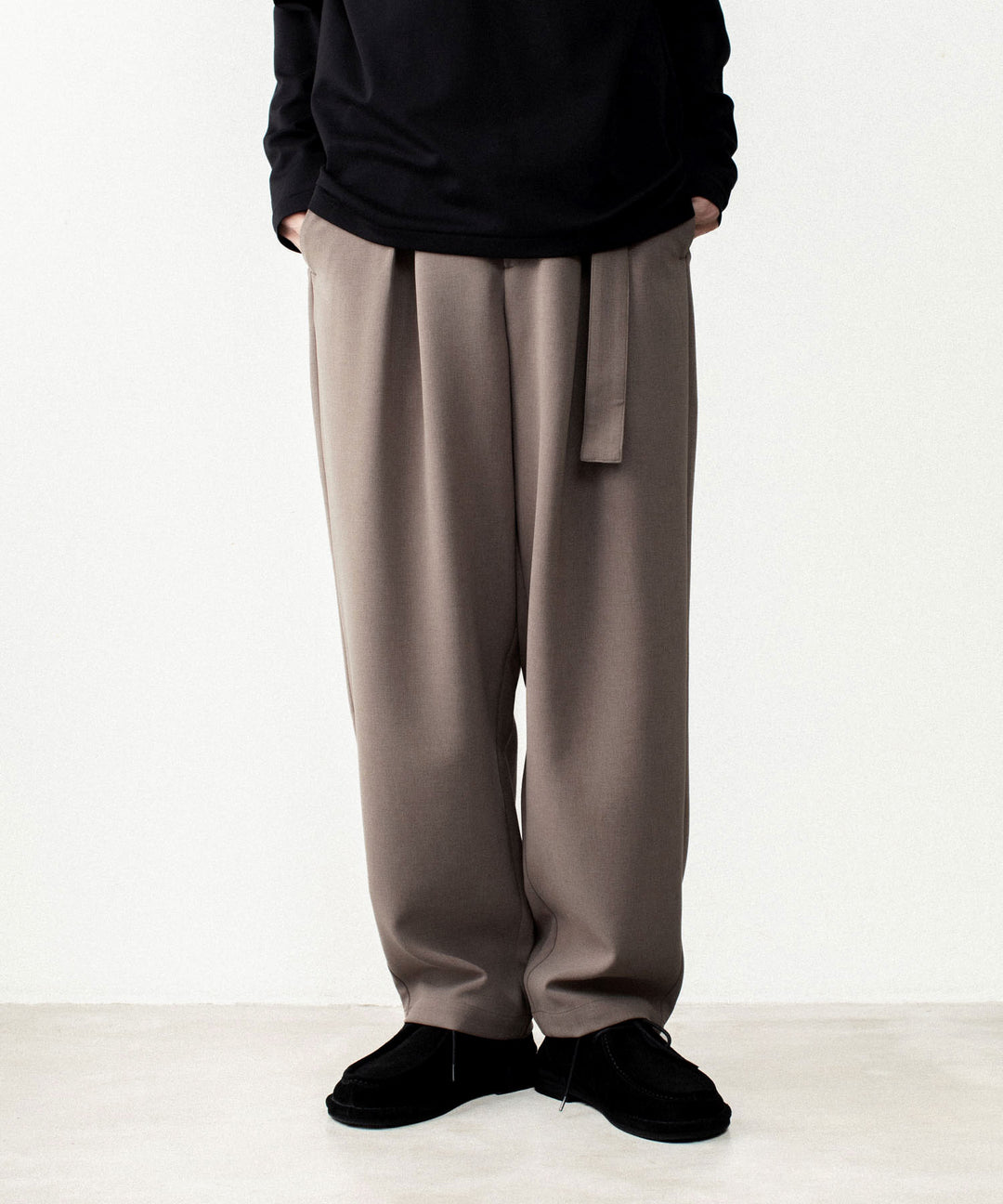 ATTACHMENT アタッチメントのPE STRETCH DOUBLE CLOTH CROSS TUCK TROUSERS - D.BROWNの公式通販サイトsession福岡セレクトショップ
