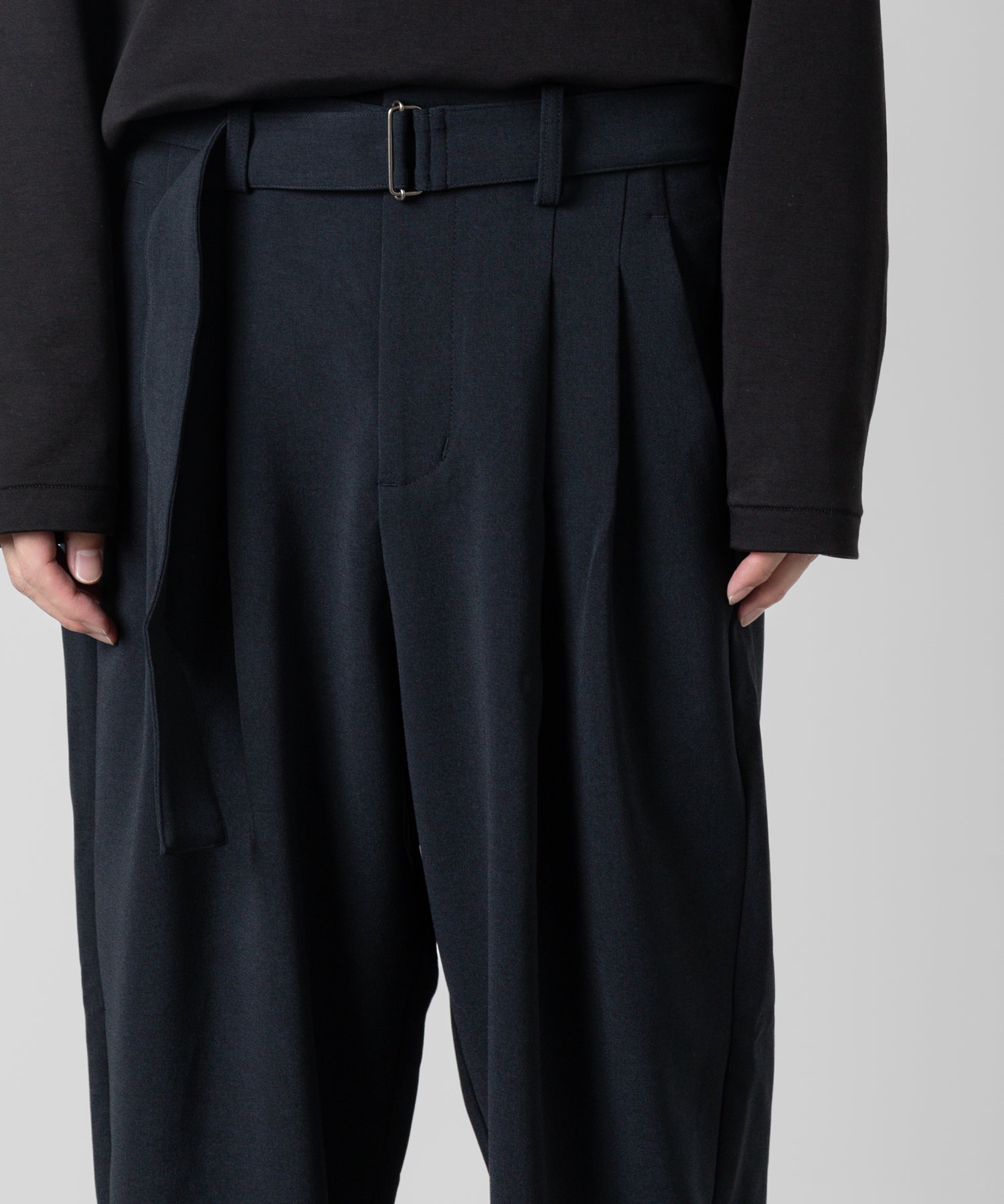 ATTACHMENT(アタッチメント)のPE STRETCH DOUBLE CLOTH BELTED TAPERED FIT TROUSERSのD.NAVY