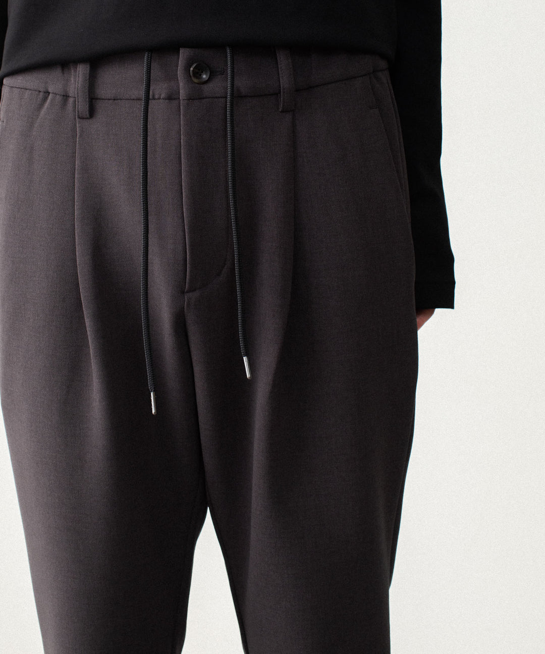 ATTACHMENT アタッチメントのPE STRETCH DOUBLE CLOTH REGULAR FIT 1TUCK TROUSERS - D.KH GRAYの公式通販サイトsession福岡セレクトショップ