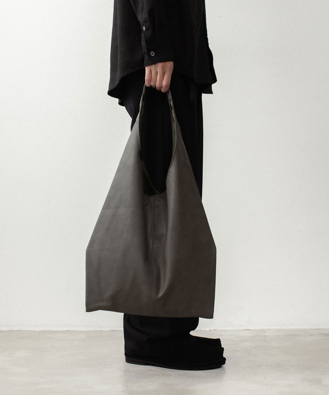 ATTACHMENT アタッチメントのSYNTHETIC LEATHER SMALL SHOPPING BAG - KHAKI GRAYの公式通販サイトsession福岡セレクトショップ