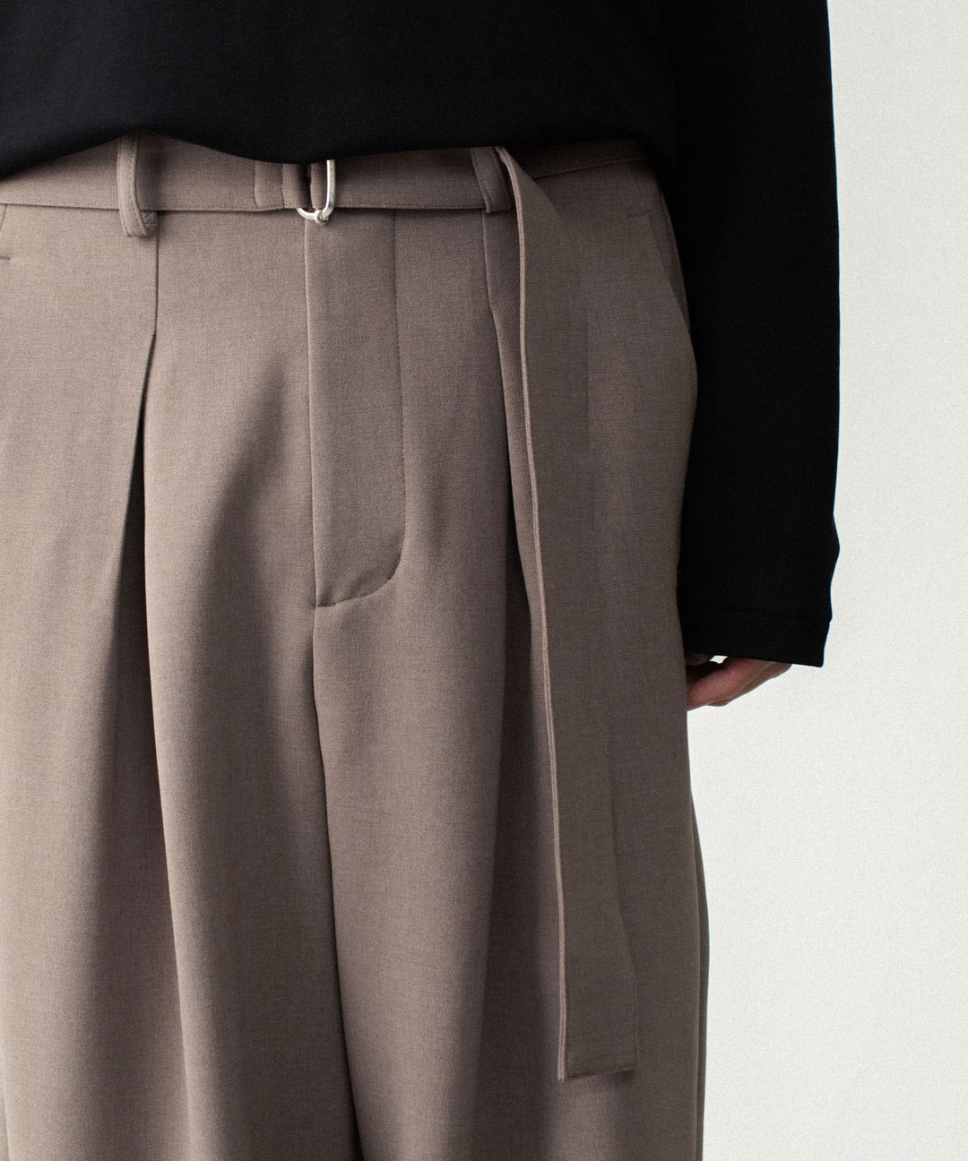 ATTACHMENT アタッチメントのPE STRETCH DOUBLE CLOTH CROSS TUCK TROUSERS - D.BROWNの公式通販サイトsession福岡セレクトショップ