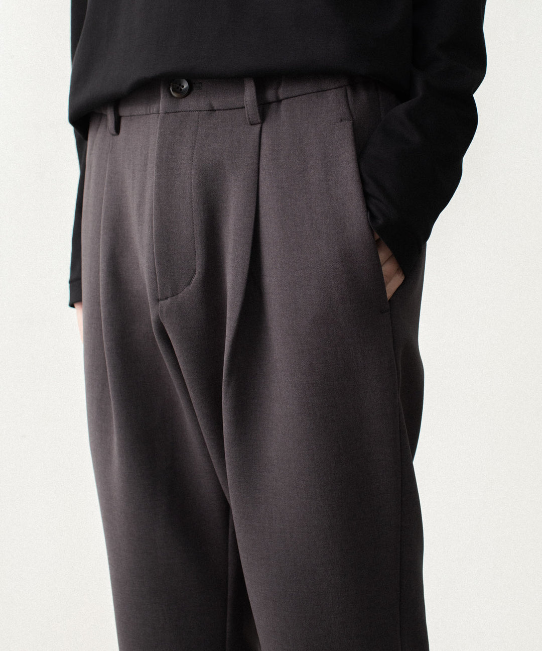 ATTACHMENT アタッチメントのPE STRETCH DOUBLE CLOTH REGULAR FIT 1TUCK TROUSERS - D.KH GRAYの公式通販サイトsession福岡セレクトショップ