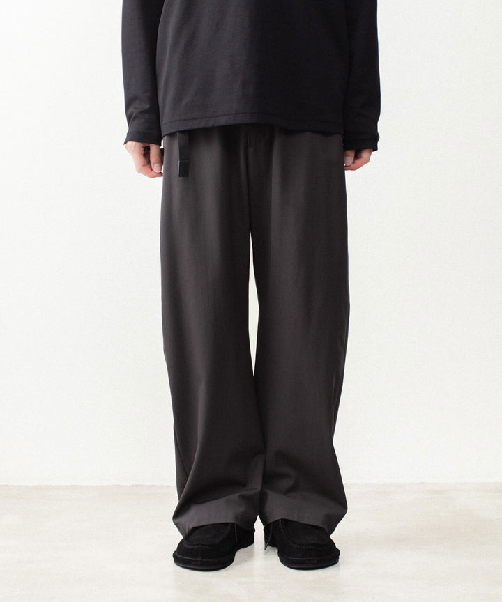 ATTACHMENT アタッチメントのWASHABLE HIGH TWIST GABARDINE EASY BUCKLE BALLOON TROUSERS - KHAKI GRAYの公式通販サイトsession福岡セレクトショップ