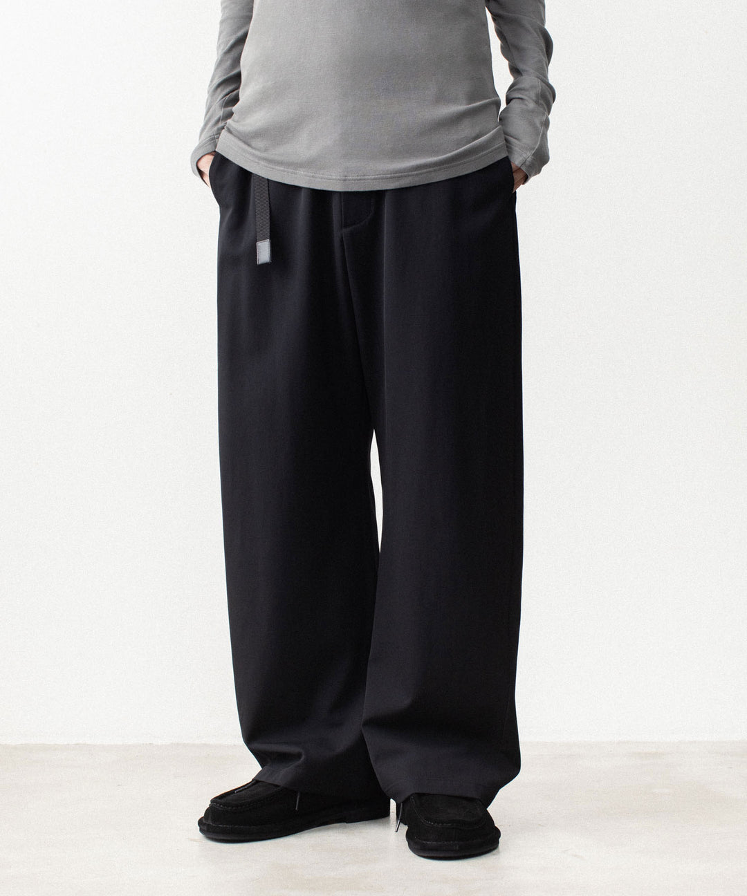 ATTACHMENT アタッチメントのWASHABLE HIGH TWIST GABARDINE EASY BUCKLE BALLOON TROUSERS - BLACKの公式通販サイトsession福岡セレクトショップ