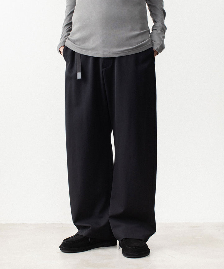 ATTACHMENT アタッチメントのWASHABLE HIGH TWIST GABARDINE EASY BUCKLE BALLOON TROUSERS - BLACKの公式通販サイトsession福岡セレクトショップ