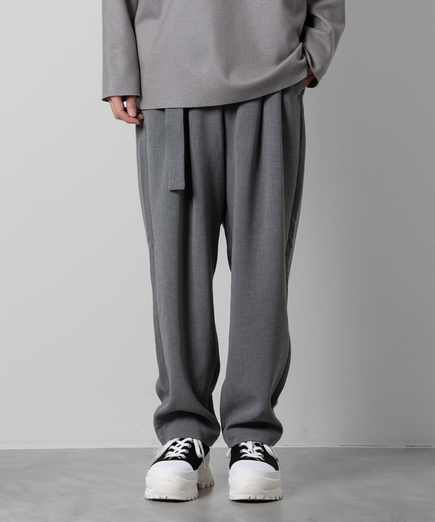 ATTACHMENT(アタッチメント)のPE STRETCH DOUBLE CLOTH BELTED TAPERED FIT TROUSERS のX.GRAY