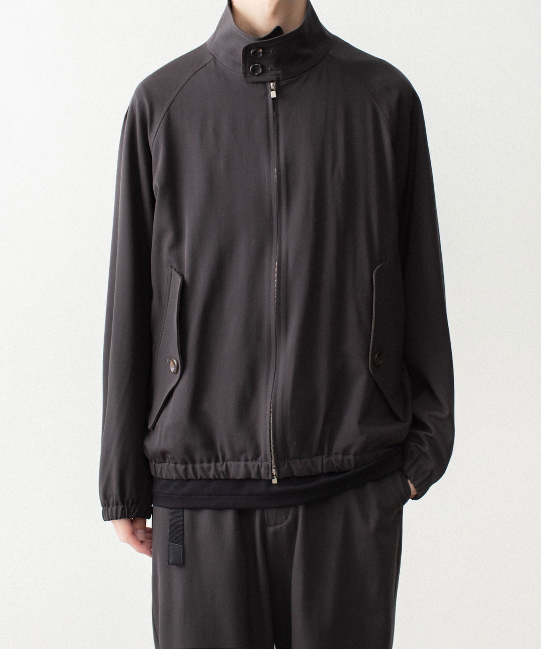 ATTACHMENT アタッチメントのWASHABLE HIGH TWIST GABARDINE HARRINGTON JACKET - KHAKI GRAYの公式通販サイトsession福岡セレクトショップ