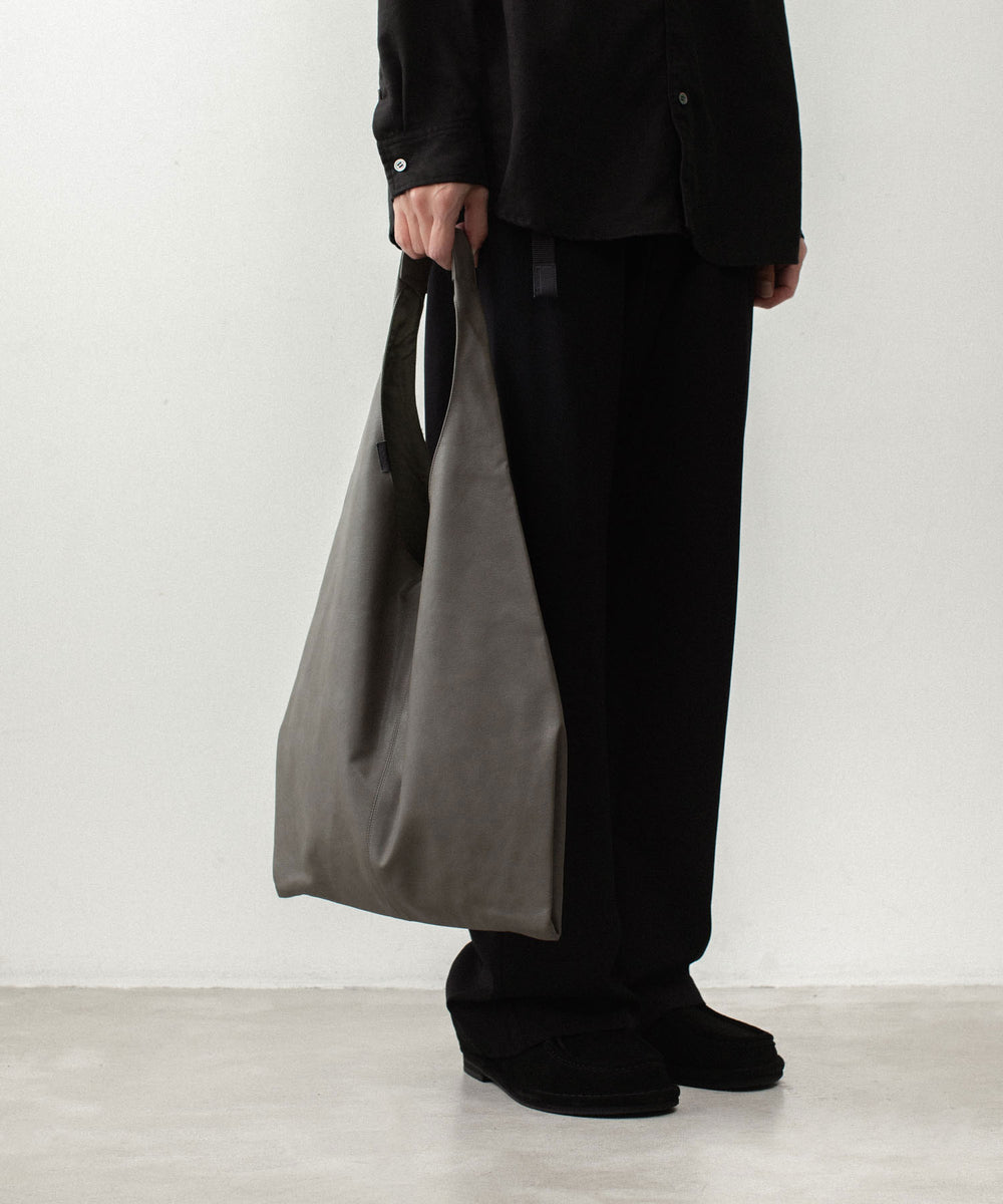ATTACHMENT アタッチメントのSYNTHETIC LEATHER SMALL SHOPPING BAG - KHAKI GRAYの公式通販サイトsession福岡セレクトショップ