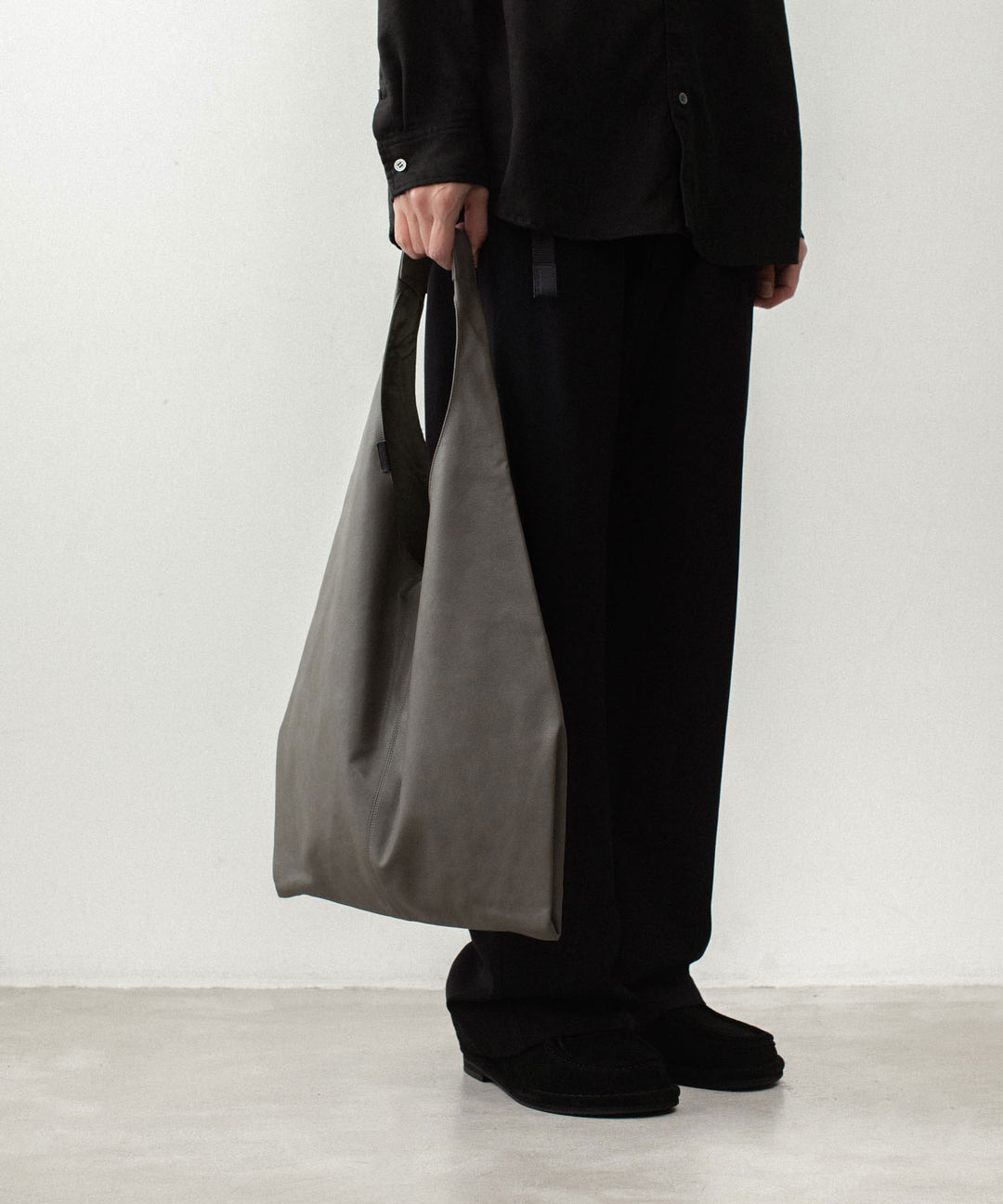 ATTACHMENT アタッチメントのSYNTHETIC LEATHER SMALL SHOPPING BAG - KHAKI GRAYの公式通販サイトsession福岡セレクトショップ