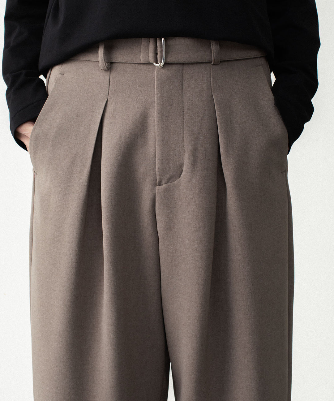 ATTACHMENT アタッチメントのPE STRETCH DOUBLE CLOTH CROSS TUCK TROUSERS - D.BROWNの公式通販サイトsession福岡セレクトショップ