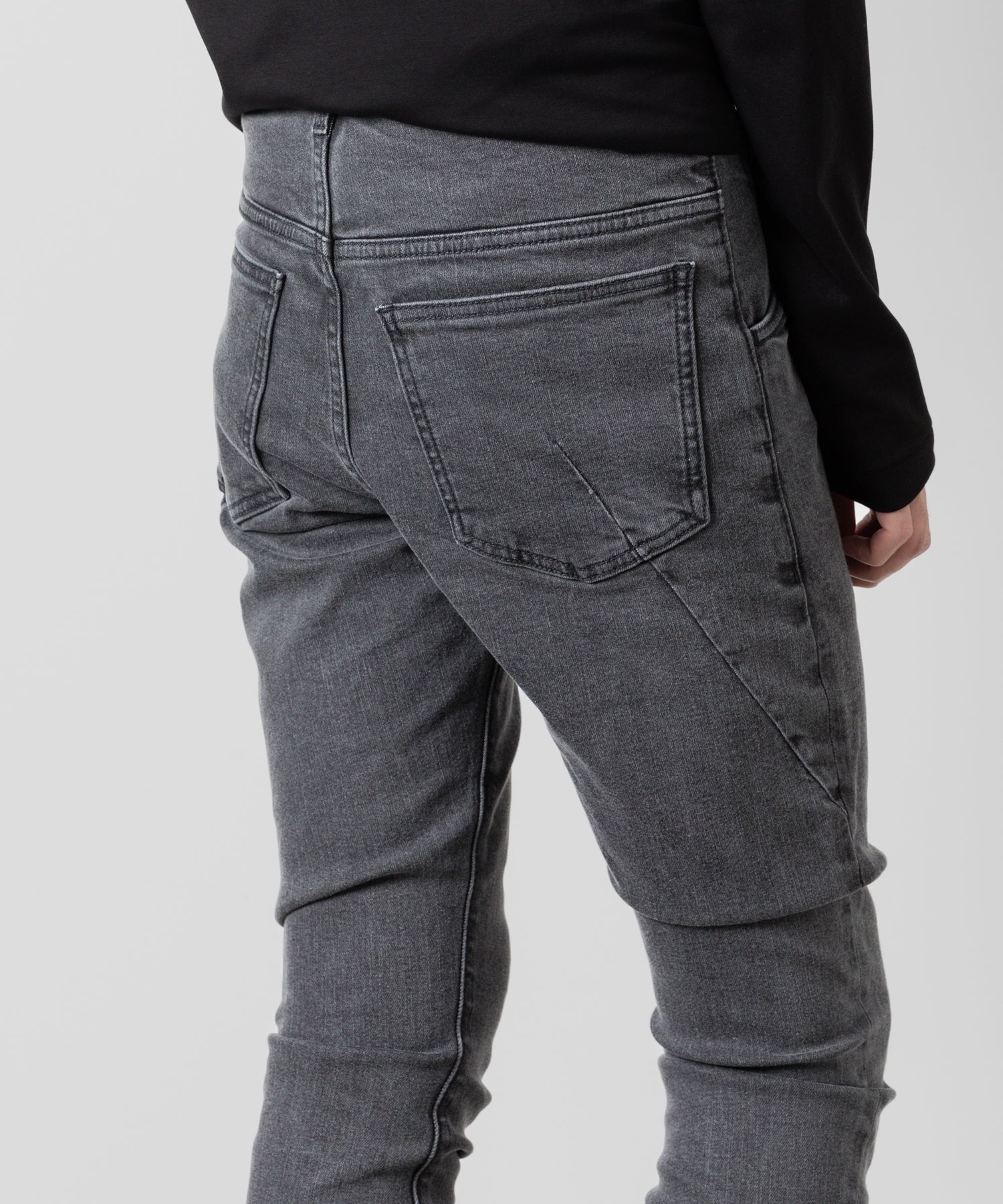 ATTACHMENT(アタッチメント)のSUPIMA CO STRETCH DENIM SLIM CURVE JEANSのD.GRAY