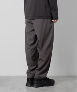 ATTACHMENT(アタッチメント)のWO GABARDINE BELTED TAPERED FIT TROUSERSのD.GRAY