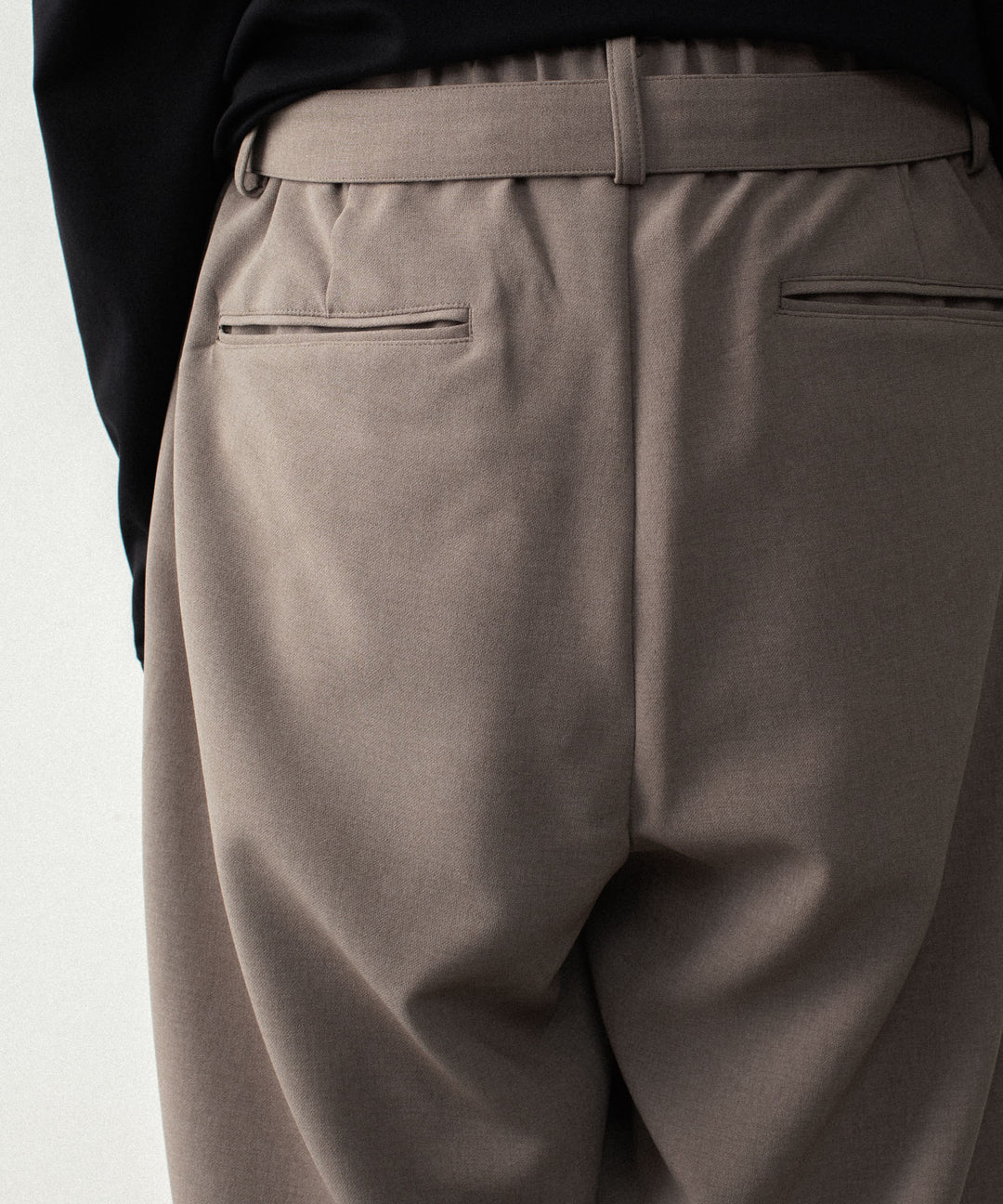 ATTACHMENT アタッチメントのPE STRETCH DOUBLE CLOTH CROSS TUCK TROUSERS - D.BROWNの公式通販サイトsession福岡セレクトショップ
