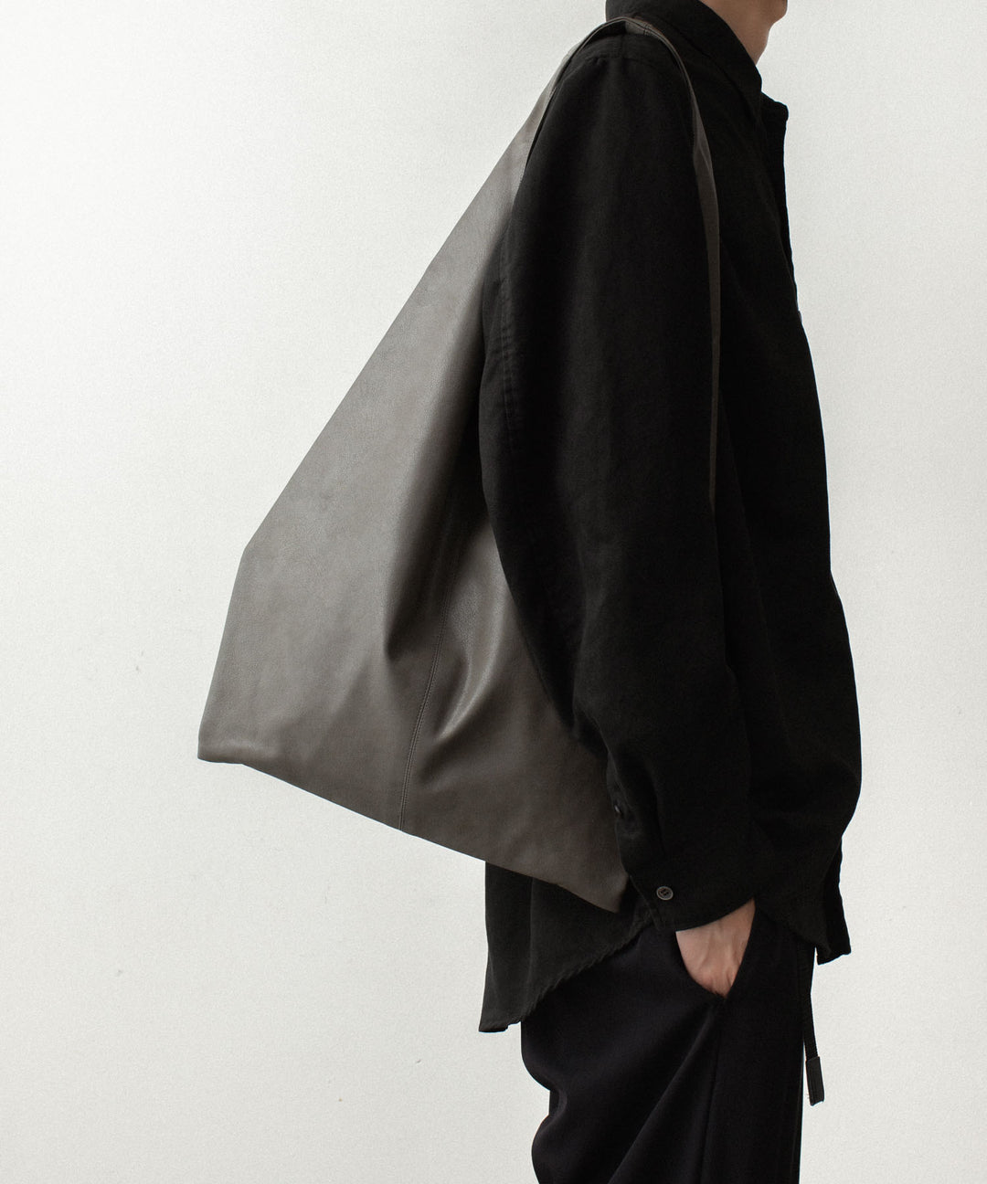 ATTACHMENT アタッチメントのSYNTHETIC LEATHER SMALL SHOPPING BAG - KHAKI GRAYの公式通販サイトsession福岡セレクトショップ