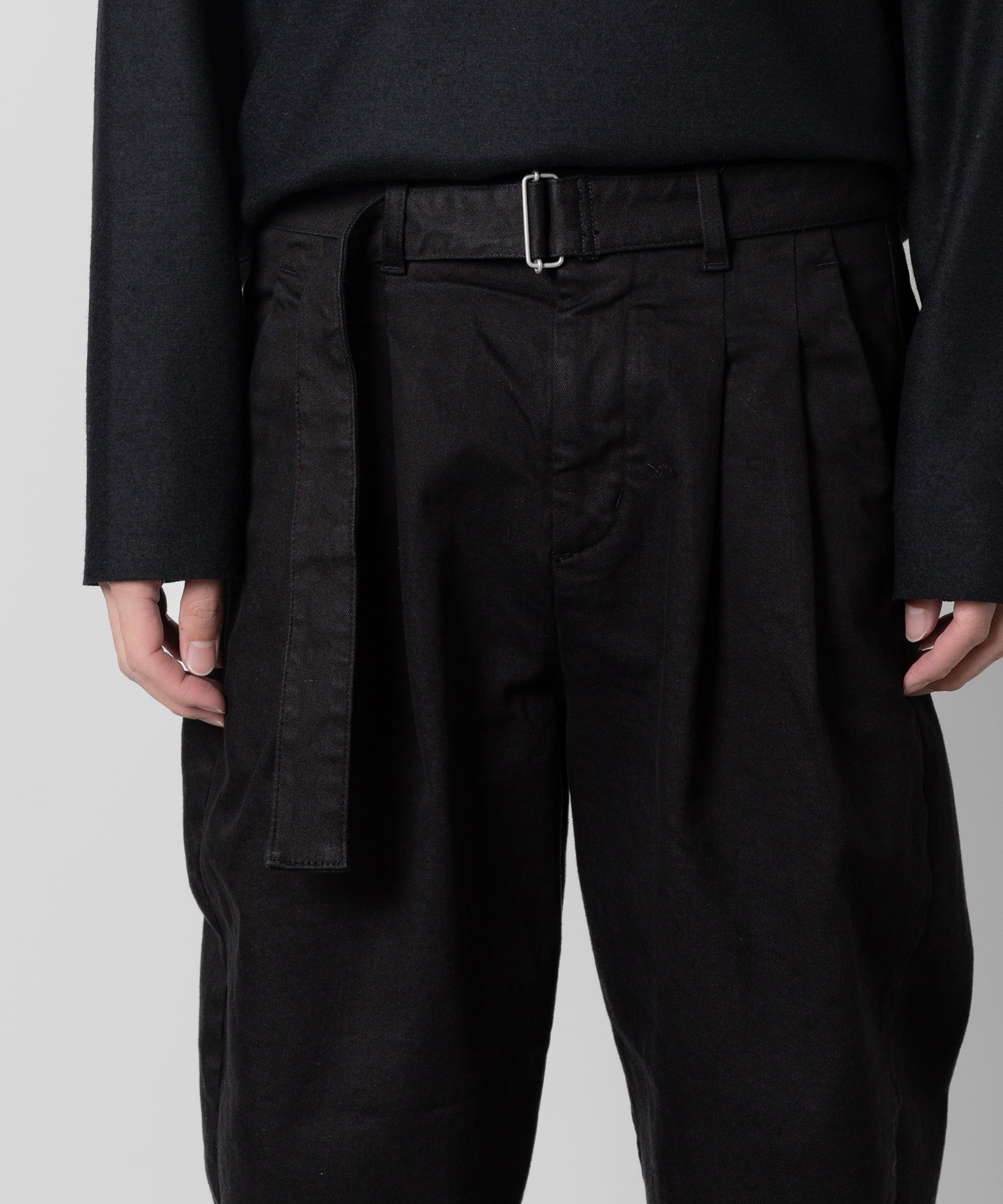ATTACHMENT(アタッチメント)のSUPIMA CO STRETCH DENIM BELTED TAPERED FIT TROUSERSのBLACK
