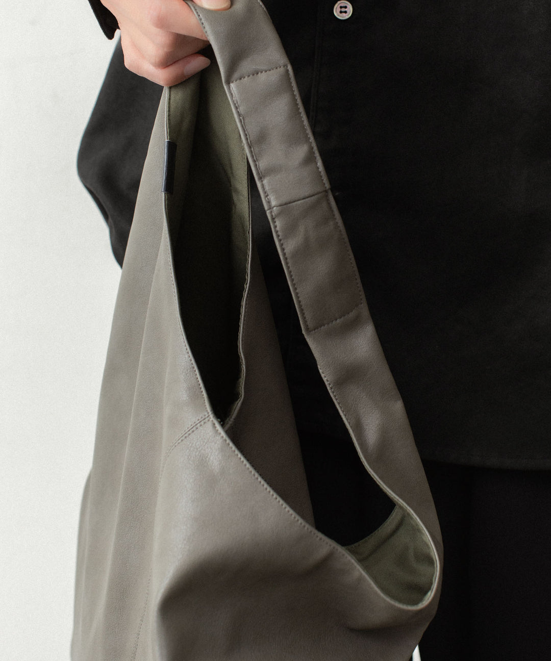 ATTACHMENT アタッチメントのSYNTHETIC LEATHER SMALL SHOPPING BAG - KHAKI GRAYの公式通販サイトsession福岡セレクトショップ