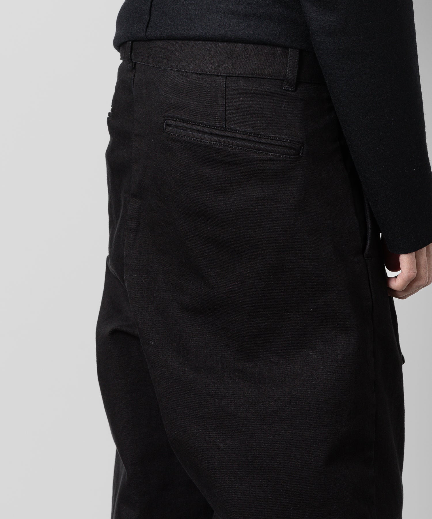 ATTACHMENT(アタッチメント)のSUPIMA CO STRETCH DENIM BELTED TAPERED FIT TROUSERSのBLACK