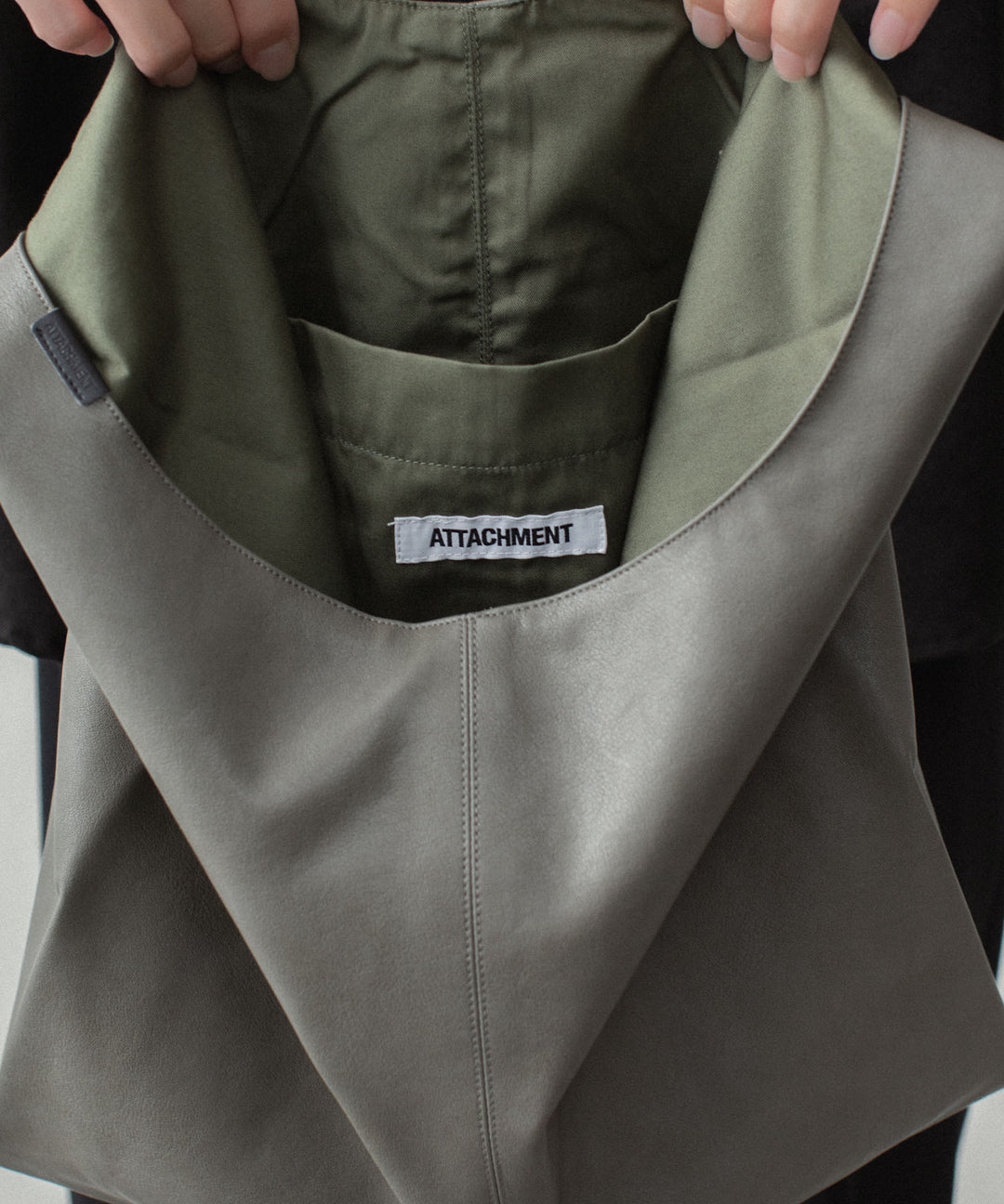 ATTACHMENT アタッチメントのSYNTHETIC LEATHER SMALL SHOPPING BAG - KHAKI GRAYの公式通販サイトsession福岡セレクトショップ