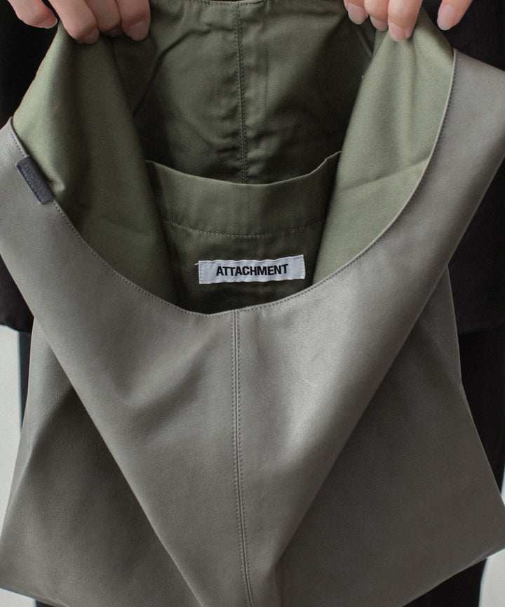 ATTACHMENT アタッチメントのSYNTHETIC LEATHER SMALL SHOPPING BAG - KHAKI GRAYの公式通販サイトsession福岡セレクトショップ