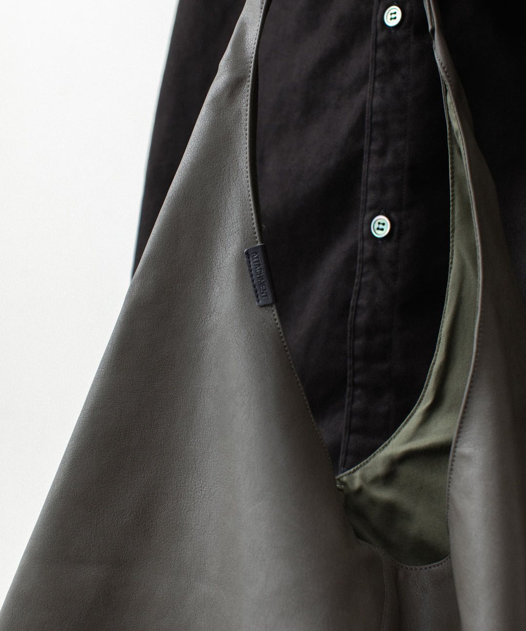 ATTACHMENT アタッチメントのSYNTHETIC LEATHER SMALL SHOPPING BAG - KHAKI GRAYの公式通販サイトsession福岡セレクトショップ