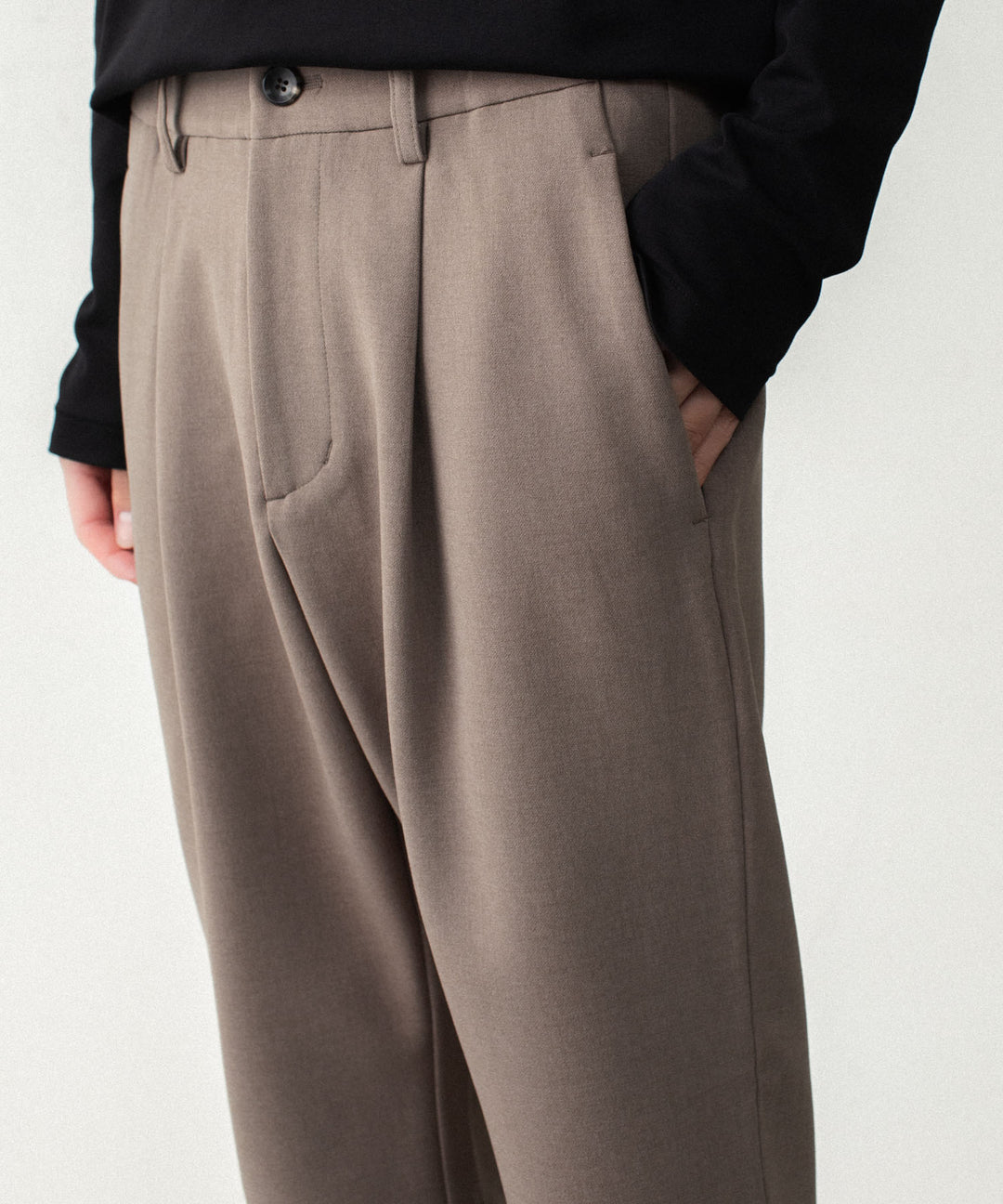 ATTACHMENT アタッチメントのPE STRETCH DOUBLE CLOTH REGULAR FIT 1TUCK TROUSERS - D.BROWNの公式通販サイトsession福岡セレクトショップ