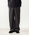 【 ATTACHMENT 】WASHABLE HIGH TWIST GABARDINE EASY BUCKLE BALLOON TROUSERS - KHAKI GRAY