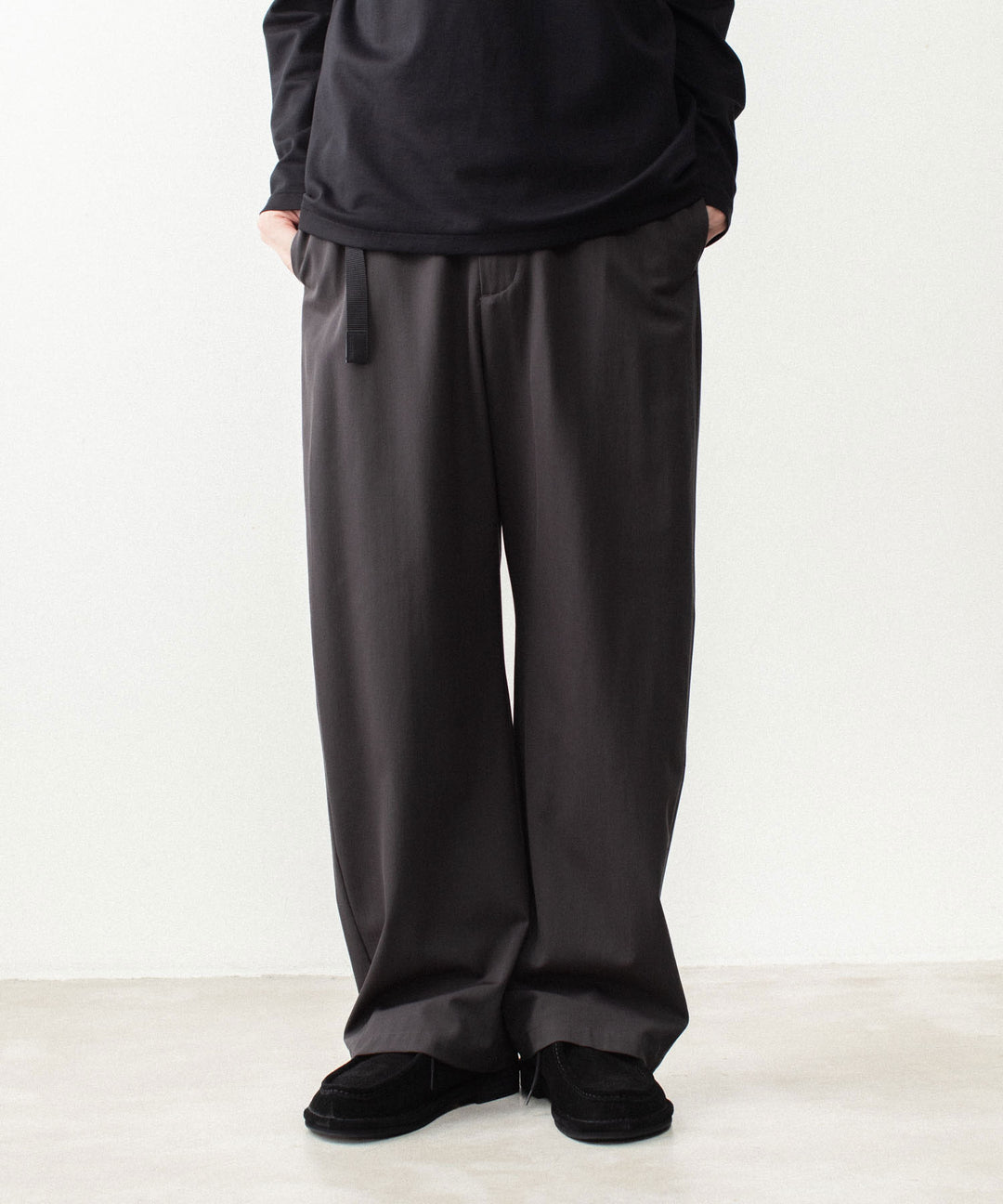 ATTACHMENT アタッチメントのWASHABLE HIGH TWIST GABARDINE EASY BUCKLE BALLOON TROUSERS - KHAKI GRAYの公式通販サイトsession福岡セレクトショップ