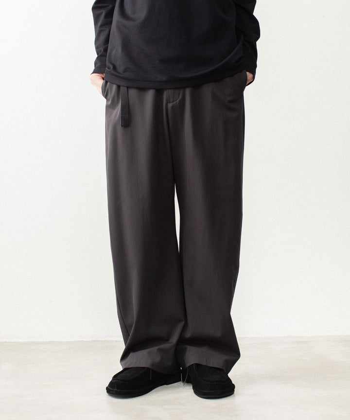 ATTACHMENT アタッチメントのWASHABLE HIGH TWIST GABARDINE EASY BUCKLE BALLOON TROUSERS - KHAKI GRAYの公式通販サイトsession福岡セレクトショップ