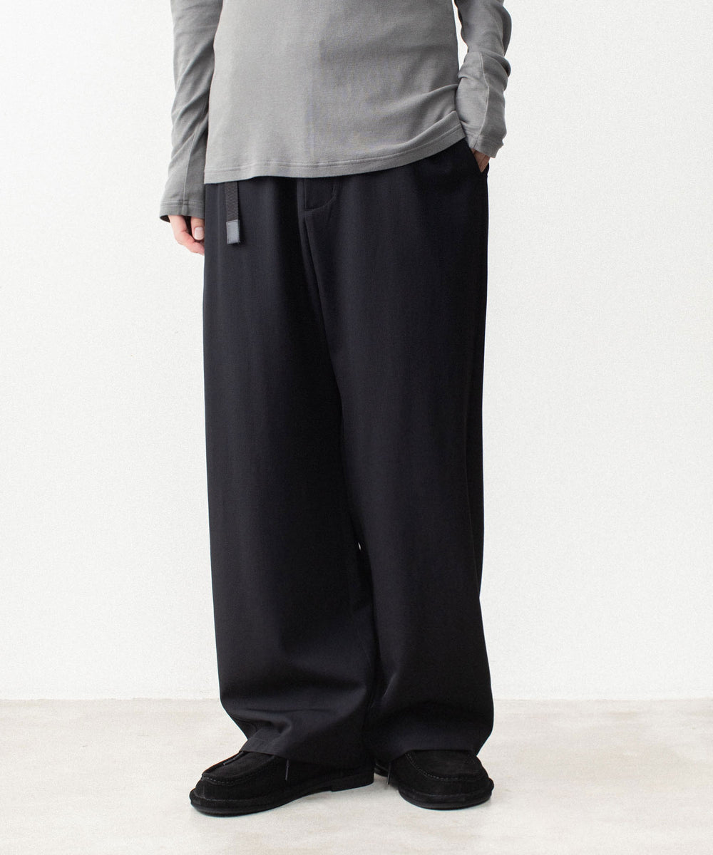 ATTACHMENT アタッチメントのWASHABLE HIGH TWIST GABARDINE EASY BUCKLE BALLOON TROUSERS - BLACKの公式通販サイトsession福岡セレクトショップ